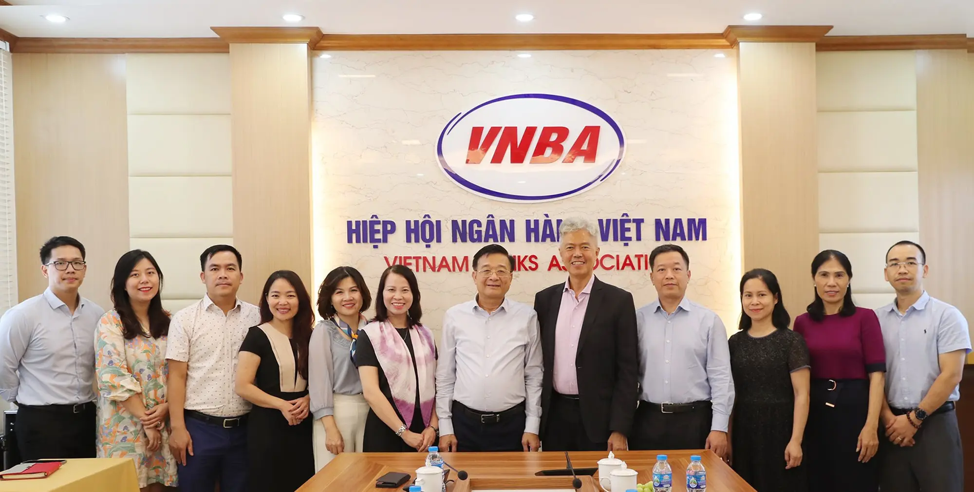 Phó Chủ tịch kiêm Tổng Thư ký Nguyễn Quốc Hùng và ông Paul Gwee, Tổng Thư ký Hiệp hội Ngân hàng ASEAN, chụp ảnh lưu niệm cùng lãnh đạo các ban, đơn vị và các cán bộ chủ chốt trong Cơ quan thường trực Hiệp hội Ngân hàng