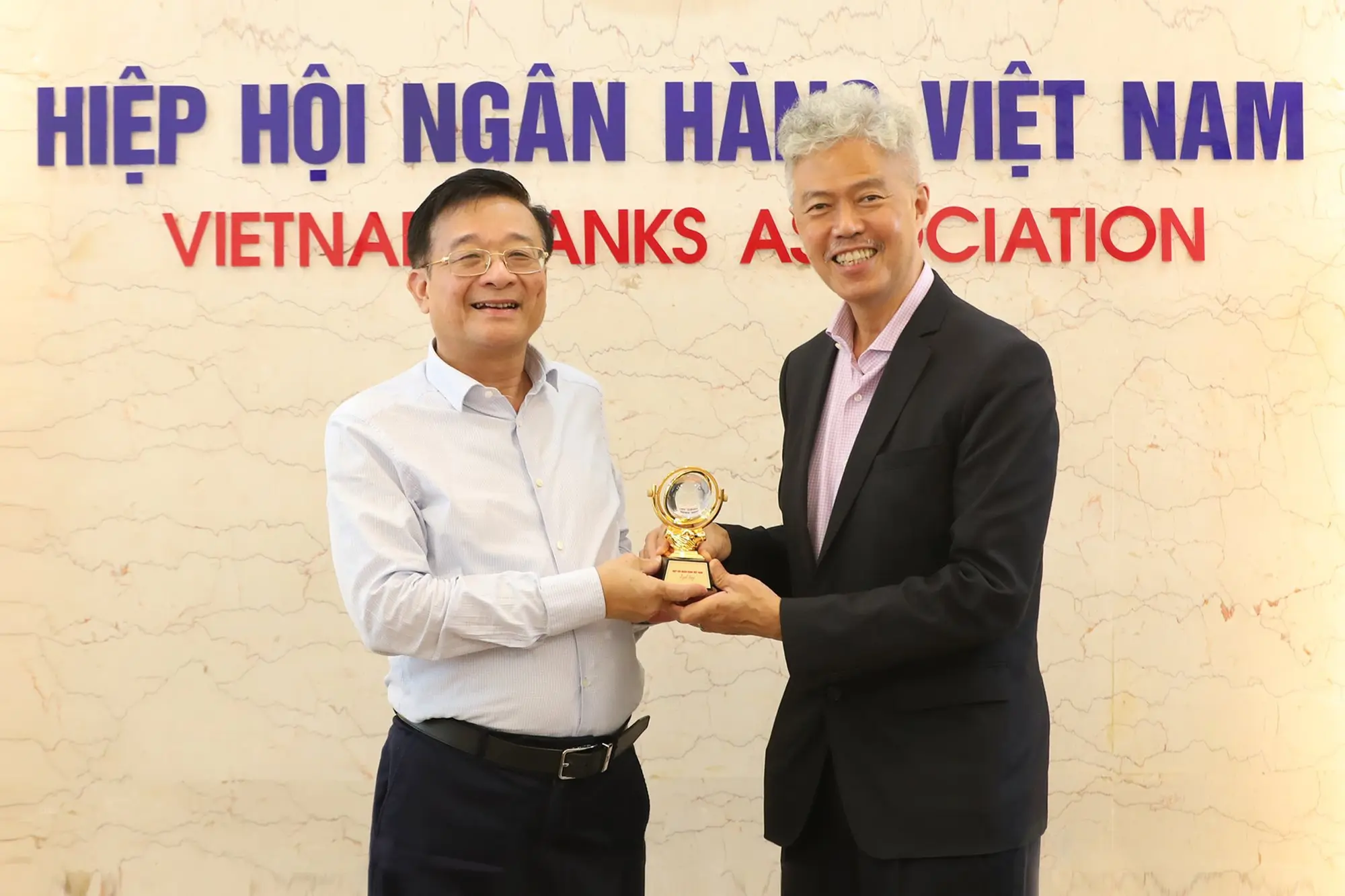 Phó Chủ tịch kiêm Tổng Thư ký Nguyễn Quốc Hùng đã trao tặng quà lưu niệm cho ông Paul Gwee, Tổng Thư ký Hiệp hội Ngân hàng ASEAN