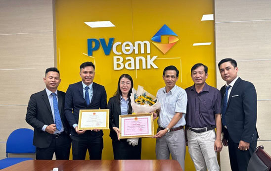 PVcomBank Đồng Tháp nhận bằng khen xuất sắc trong thực hiện phong trào thi đua “Toàn dân bảo vệ an ninh Tổ quốc”