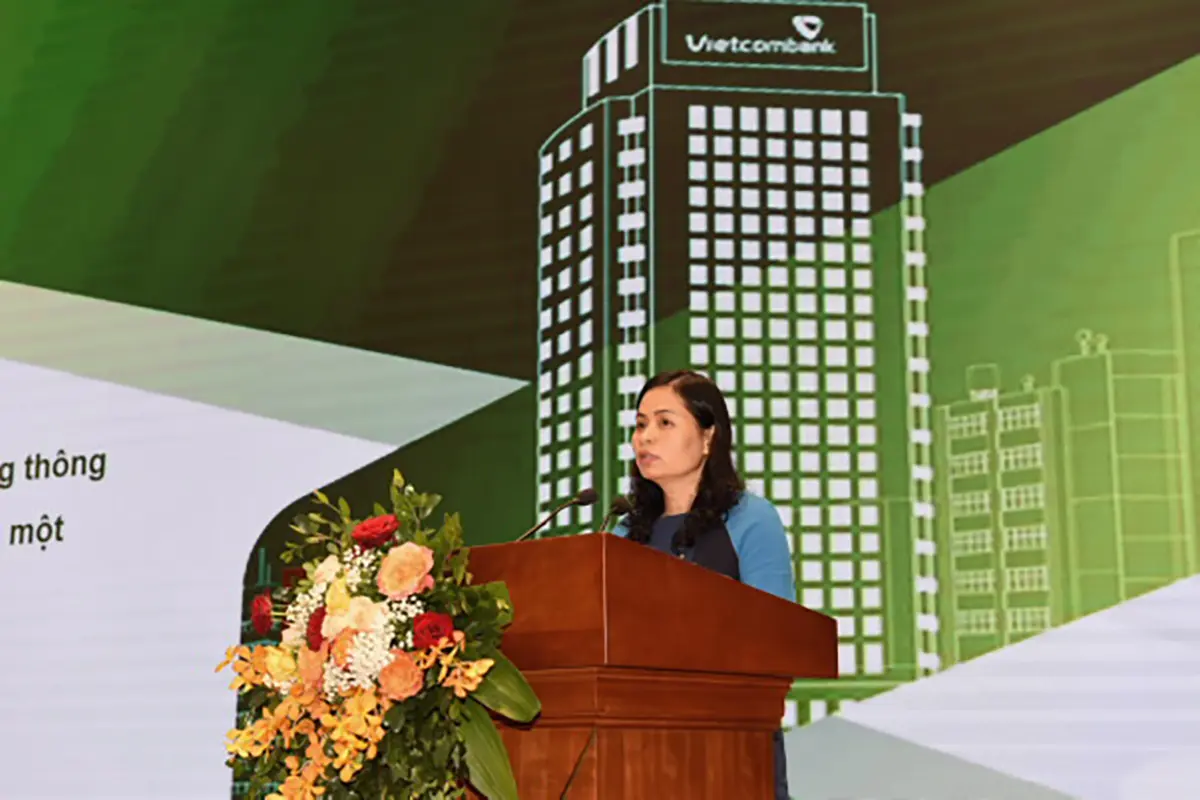 Bà Đinh Thị Thái - Phó Tổng Giám đốc Vietcombank trình bày tham luận