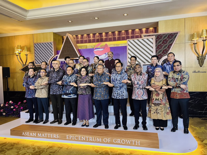 NHNN tham dự Hội nghị AFMGM lần thứ 10 tại Jakarta, Indonesia  Hội nghị AFMGM lần này có sự tham dự của Thống đốc NHTW và Bộ trưởng Tài chính các quốc gia ASEAN, Chủ tịch Ngân hàng Phát triển châu Á (ADB), Chủ tịch Viện nghiên cứu kinh tế khu vực ASEAN và Nam Á (ERIA), Kinh tế trưởng Cơ quan Giám sát Kinh tế vĩ mô ASEAN (AMRO), Phó Tổng Giám đốc điều hành Quỹ Tiền tệ Quốc tế (IMF) và Tổng thư ký ASEAN... Hội nghị được tổ chức lần thứ 2 trong năm theo sáng kiến của nước chủ nhà Indonesia với mục đích cập nhật thường xuyên hơn tình hình hoạt động của các Nhóm công tác ASEAN cũng như tiến trình hội nhập ngành ngân hàng, tài chính khu vực ASEAN trong nửa cuối năm 2023 trong bối cảnh thế giới vẫn còn biến động và tiềm ẩn các rủi ro. Đây cũng là dịp để các Thống đốc NHTW và Bộ trưởng Tài chính ASEAN đối thoại chính sách với các tổ chức quốc tế về tình hình và viễn cảnh kinh tế thế giới và khu vực; trao đổi và chia sẻ kinh nghiệm trong điều hành kinh tế vĩ mô và gìn giữ tính ổn định của hệ thống tài chính, ngân hàng trong bối cảnh mới.  Về tình hình kinh tế vĩ mô khu vực và thế giới  Tại Hội nghị, các tổ chức quốc tế chia sẻ dự báo về điều chỉnh giảm triển vọng tăng trưởng kinh tế thế giới trong năm 2023 (còn khoảng 2,1% - 3%) và dự báo xu hướng dần phục hồi vào năm 2024. Các rủi ro đối với kinh tế toàn cầu vẫn hiện hữu và có khả năng lan truyền do lạm phát tại nhiều quốc gia vẫn đang neo ở mức cao, khu vực tài chính gặp nhiều biến động, các rủi ro địa chính trị toàn cầu gia tăng cùng với đó là các thách thức về biến đổi khí hậu. Kinh tế của khu vực ASEAN cũng chịu ảnh hưởng tiêu cực của diễn biến kinh tế thế giới. Theo đánh giá của AMRO, khu vực ASEAN+3 được dự báo tăng trưởng 4,6% và đối mặt một số rủi ro liên quan tới động thái thắt chặt tiền tệ của Mỹ, tăng trưởng kinh tế chậm lại tại Mỹ và châu Âu…  Điều hành chính sách tiền tệ của NHNN  Trong bối cảnh trên, NHNN đã bám sát diễn biến kinh tế vĩ mô trong nước và quốc tế và các chỉ đạo, điều hành các công cụ chính sách tiền tệ (CSTT) đồng bộ, chủ động, linh hoạt góp phần tích cực thực hiện mục tiêu kiểm soát lạm phát, tháo gỡ khó khăn cho nền kinh tế, qua đó góp phần hỗ trợ doanh nghiệp và người dân vượt qua khó khăn. Cụ thể:  Điều hành thị trường mở để tạo điều kiện thanh khoản, hỗ trợ các TCTD giảm mặt bằng lãi suất thông qua điều hành linh hoạt, chủ động nghiệp vụ thị trường mở nhằm ổn định thị trường tiền tệ và góp phần thực hiện mục tiêu CSTT.  Điều hành giảm lãi suất để hỗ trợ tháo gỡ khó khăn cho nền kinh tế: Trong 8 tháng đầu năm 2023 NHNN đã liên tục điều chỉnh giảm 04 lần các mức lãi suất điều hành với tổng mức giảm từ 0,5-2,0%/năm trong bối cảnh lãi suất thế giới tiếp tục tăng và neo ở mức cao. Đồng thời, NHNN tiếp tục chỉ đạo các TCTD tiết giảm chi phí để giảm mặt bằng lãi suất cho vay nhằm hỗ trợ doanh nghiệp và người dân phục hồi và phát triển sản xuất kinh doanh.  Điều hành ổn định tỷ giá và thị trường ngoại tệ, tăng dự trữ ngoại hối nhà nước: Tiếp tục theo dõi sát diễn biến thị trường để điều hành tỷ giá linh hoạt, phù hợp, sẵn sàng can thiệp thị trường khi cần thiết và phối hợp đồng bộ các công cụ CSTT để ổn định thị trường ngoại tệ, góp phần kiểm soát lạm phát và ổn định kinh tế vĩ mô.  Điều hành tăng trưởng tín dụng, sẵn sàng nguồn cung tín dụng để đáp ứng nhu cầu vay vốn cho sản xuất kinh doanh. Đồng thời, NHNN chỉ đạo các TCTD hướng tín dụng vào các lĩnh vực sản xuất kinh doanh, lĩnh vực ưu tiên và các động lực tăng trưởng nền kinh tế theo chủ trương của Chính phủ; kiểm soát chặt chẽ tín dụng vào các lĩnh vực tiềm ẩn rủi ro; rà soát đơn giản hóa, rút ngắn quy trình thủ tục cho vay để tạo điều kiện thuận lợi trong tiếp cận vốn tín dụng ngân hàng và đảm bảo an toàn hoạt động.  Phó Thống đốc Phạm Thanh Hà tham dự Hội nghị Thống đốc NHTW và Bộ trưởng Tài chính ASEAN AFMGM lần thứ 10 tại Jakarta Indonesia2Phó Thống đốc Phạm Thanh Hà phát biểu tại Hội nghị AFMGM  Đối thoại chính sách về vấn đề tài chính chuyển đổi  Tại Hội nghị lần này, các Thống đốc NHTW, Bộ trưởng Tài chính ASEAN và các tổ chức quốc tế đã dành thời gian đối thoại chính sách về thúc đẩy tài chính chuyển đổi. Chia sẻ tại Hội nghị, Phó Thống đốc Phạm Thanh Hà đánh giá cao nỗ lực của các quốc gia ASEAN và Ủy ban phân loại tài chính ASEAN trong việc xây dựng và hoàn thiện hệ thống phân loại tài chính bền vững ASEAN (ASEAN Taxonomy) phiên bản 1 và 2, với vai trò là cơ sở tham chiếu cho các chương trình, dự án và hoạt động bền vững tại khu vực ASEAN. Theo Phó Thống đốc, để có thể thu hút các nhà đầu tư vào các dự án bền vững trong khu vực, các tiêu chuẩn trong ASEAN Taxonomy cần được theo dõi và cập nhật thường xuyên để đảm bảo sự phù hợp và tương thích với các hệ thống phân loại khác trên thế giới.  Phó Thống đốc cũng nhấn mạnh sự cần thiết của việc xây dựng chiến lược chuyển đổi năng lượng toàn diện, trong đó lưu ý đến các yếu tố đặc thù của từng quốc gia. Bên cạnh đó, cần tận dụng các sự hỗ trợ từ các Ngân hàng phát triển đa phương (MDB) và hợp tác thông qua Tuyên bố thiết lập quan hệ đối tác chuyển đổi năng lượng công bằng (JETP) để có thể triển khai quá trình chuyển đổi năng lượng một cách hiệu quả nhất.  Về tầm nhìn của AEC sau năm 2025  Đánh giá về kết quả hội nhập ngân hàng ASEAN năm 2023, các Thống đốc NHTW và Bộ trưởng ghi nhận nỗ lực của Ủy ban cấp cao về hội nhập ngân hàng ASEAN (SLC) và các Nhóm công tác trong việc tích cực phối hợp và triển khai hiệu quả các sáng kiến hợp tác; đồng thời, đưa ra các chỉ đạo về mặt định hướng nhằm thúc đẩy sớm hoàn thành các mục tiêu AEC 2025.  Về phía NHNN, Phó Thống đốc Phạm Thanh Hà đánh giá cao kết quả đạt được của các Nhóm công tác thời gian qua. Tại Hội nghị, các lãnh đạo NHTW và Bộ Tài chính ASEAN ủng hộ việc các Nhóm công tác trong khuôn khổ hợp tác tài chính – ngân hàng sớm triển khai và hoàn thiện đánh giá cuối kỳ Tầm nhìn AEC 2025 làm cơ sở để cùng với các lĩnh vực khác hướng tới hình thành Tầm nhìn ASEAN giai đoạn sau 2025.  Một số trọng tâm hợp tác trong lĩnh vực ngân hàng, tài chính của ASEAN  Về kết nối thanh toán xuyên biên giới, ngay trước thềm Hội nghị AFMGM, Phó Thống đốc Phạm Thanh Hà đã đại diện NHNN ký Biên bản ghi nhớ đa phương về hợp tác kết nối thanh toán khu vực (MoU), nhằm thúc đẩy các giao dịch thanh toán xuyên biên giới nhanh hơn, minh bạch hơn, toàn diện hơn, với chi phí thấp hơn. Phát biểu tại buổi họp báo cùng với các Thống đốc NHTW ASEAN sau lễ kí Biên bản ghi nhớ, Phó Thống đốc Phạm Thanh Hà tin tưởng rằng việc ký kết Biên bản ghi nhớ là tiền đề đẩy mạnh hợp tác về kết nối thanh toán xuyên biên giới trong tương lai giữa các quốc gia trong khu vực. Biên bản ghi nhớ thể hiện tinh thần đoàn kết cùng nhau tăng cường hội nhập kinh tế khu vực, góp phần thực hiện mục tiêu chung của ASEAN về kết nối hệ thống thanh toán, thúc đẩy hơn nữa mối quan hệ kinh tế trong khu vực.  Tại Hội nghị, các đại biểu cũng đánh giá cao các kết quả đáng ghi nhận của Nhóm công tác về hệ thống thanh toán ASEAN (WC-PSS) trong việc: (i) Triển khai nghiên cứu phương thức đo lường việc đạt được các mục tiêu G20 về thanh toán xuyên biên giới; (ii) Hoàn thành việc sửa đổi Điều khoản tham chiếu của Nhóm để cập nhật các diễn biến mới trong lĩnh vực thanh toán. Hội nghị hy vọng rằng WC-PSS sẽ tiếp tục có các đánh giá, phân tích sâu hơn về cách thức sử dụng giao dịch đồng bản tệ nhằm giảm thiểu chi phí thanh toán xuyên biên giới.  Phó Thống đốc Phạm Thanh Hà tham dự Hội nghị Thống đốc NHTW và Bộ trưởng Tài chính ASEAN AFMGM lần thứ 10 tại Jakarta Indonesia3  Đoàn NHNN và Bộ Tài chính tham dự Hội nghị AFMGM lần thứ 10 tại Jakarta, Indonesia  Đối với việc tăng cường sử dụng đồng bản tệ, Hội nghị đánh giá cao các nỗ lực của Nhóm công tác về tự do tài khoản vốn (WC-CAL) trong việc kết nối đối thoại chính sách, trao đổi thông tin, thống kê về luân chuyển dòng vốn giữa các quốc gia ASEAN. Hội nghị cũng hoan nghênh việc thành lập Nhóm đặc trách về giao dịch đồng bản tệ (LCT-TF) và thông qua các nguyên tắc chung về Khuôn khổ giao dịch đồng bản tệ khu vực ASEAN. Các Thống đốc NHTW tin tưởng Nhóm đặc trách LCT sẽ đóng góp quan trọng trong việc thúc đẩy các Hiệp định về Giao dịch bằng đồng bản tệ song phương giữa các nước ASEAN với nhau.  Về phía NHNN, Phó Thống đốc Phạm Thanh Hà đánh giá cao tầm quan trọng của việc hợp tác giữa các quốc gia ASEAN trong việc xây dựng và áp dụng khuôn khổ giao dịch đồng bản tệ nhằm khuyến khích việc sử dụng đồng bản tệ trong khu vực. Phó Thống đốc hy vọng trong thời gian tới, các Nhóm công tác sẽ tiếp tục nghiên cứu khuôn khổ pháp lý liên quan tới lĩnh vực thanh toán, ngoại hối và chính sách tiền tệ của từng quốc gia để có thể nâng cao tính khả thi của các hướng dẫn trong khuôn khổ giao dịch đồng bản tệ.  Hội nghị đã kết thúc thành công sau 2 ngày nhóm họp. Các Thống đốc NHTW và Bộ trưởng Tài chính ASEAN đã thông qua Tuyên bố chung Hội nghị AFMGM lần thứ 10 và cam kết thắt chặt hơn nữa tình đoàn kết, hợp tác tích cực vì mục tiêu chung xây dựng một cộng đồng ASEAN vững mạnh, đoàn kết và tự cường.  Hội nghị Thống đốc NHTW và Bộ trưởng Tài chính ASEAN lần thứ 11 sẽ được tổ chức tại thành phố Viêng Chăn, Lào vào tháng 3/2024.