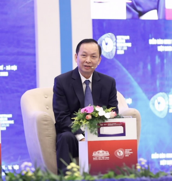 Phó Thống đốc Thường trực NHNN Đào Minh Tú thảo luận tại Diễn đàn