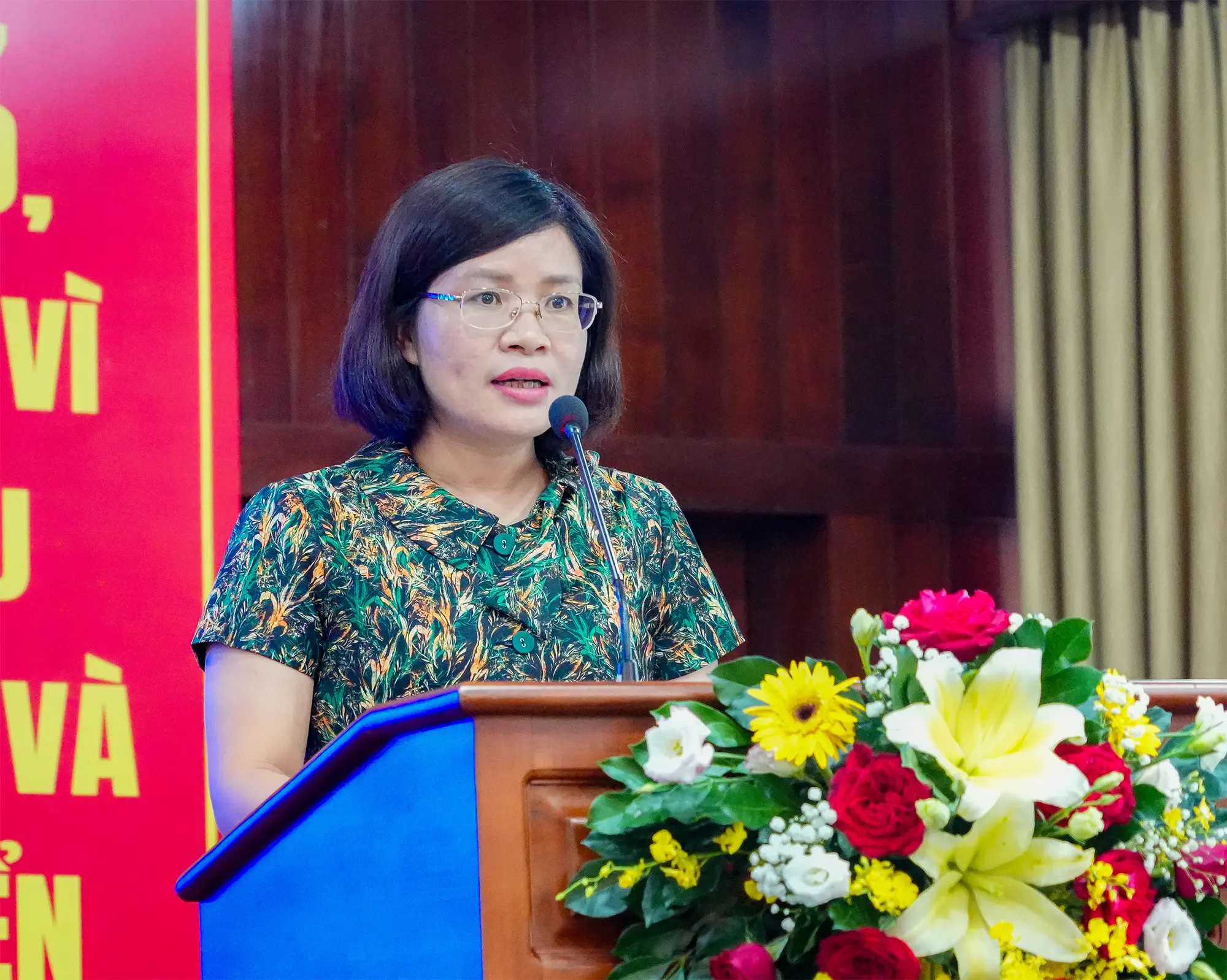 Bà Nguyễn Thị Minh Thơ - Phó Cục trưởng cục phòng, chống rửa tiền, Ngân hàng Nhà nước Việt Nam chia sẻ tại hội nghị.