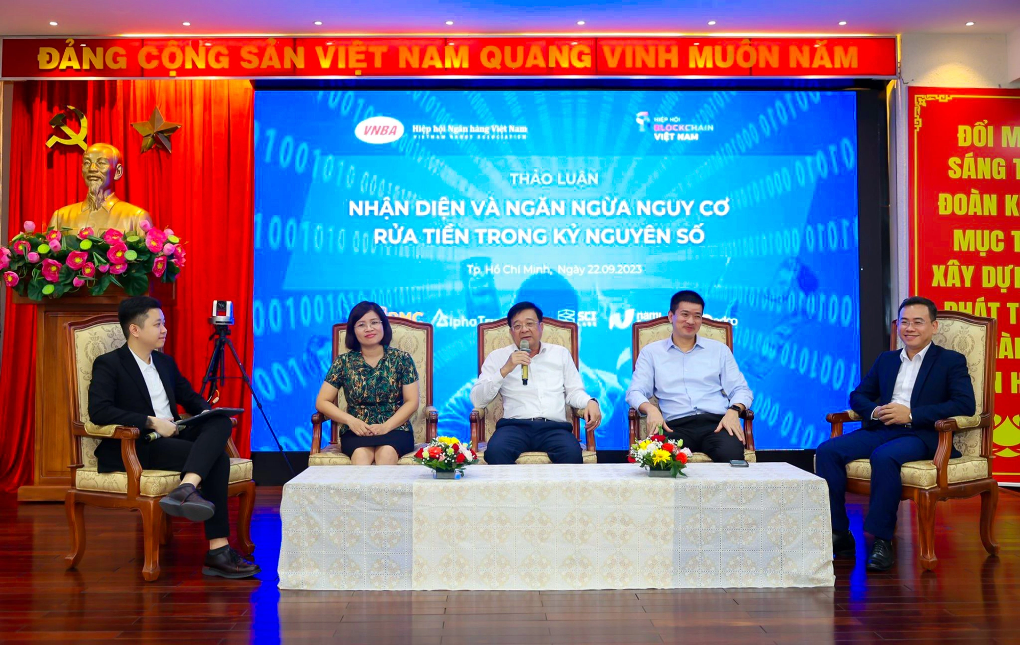 TS. Nguyễn Quốc Hùng - Phó Chủ tịch kiêm Tổng Thư ký Hiệp hội Ngân hàng Việt Nam cùng các chuyên gia thảo luận, trả lời câu hỏi của các đại biểu về phòng chống rửa tiền