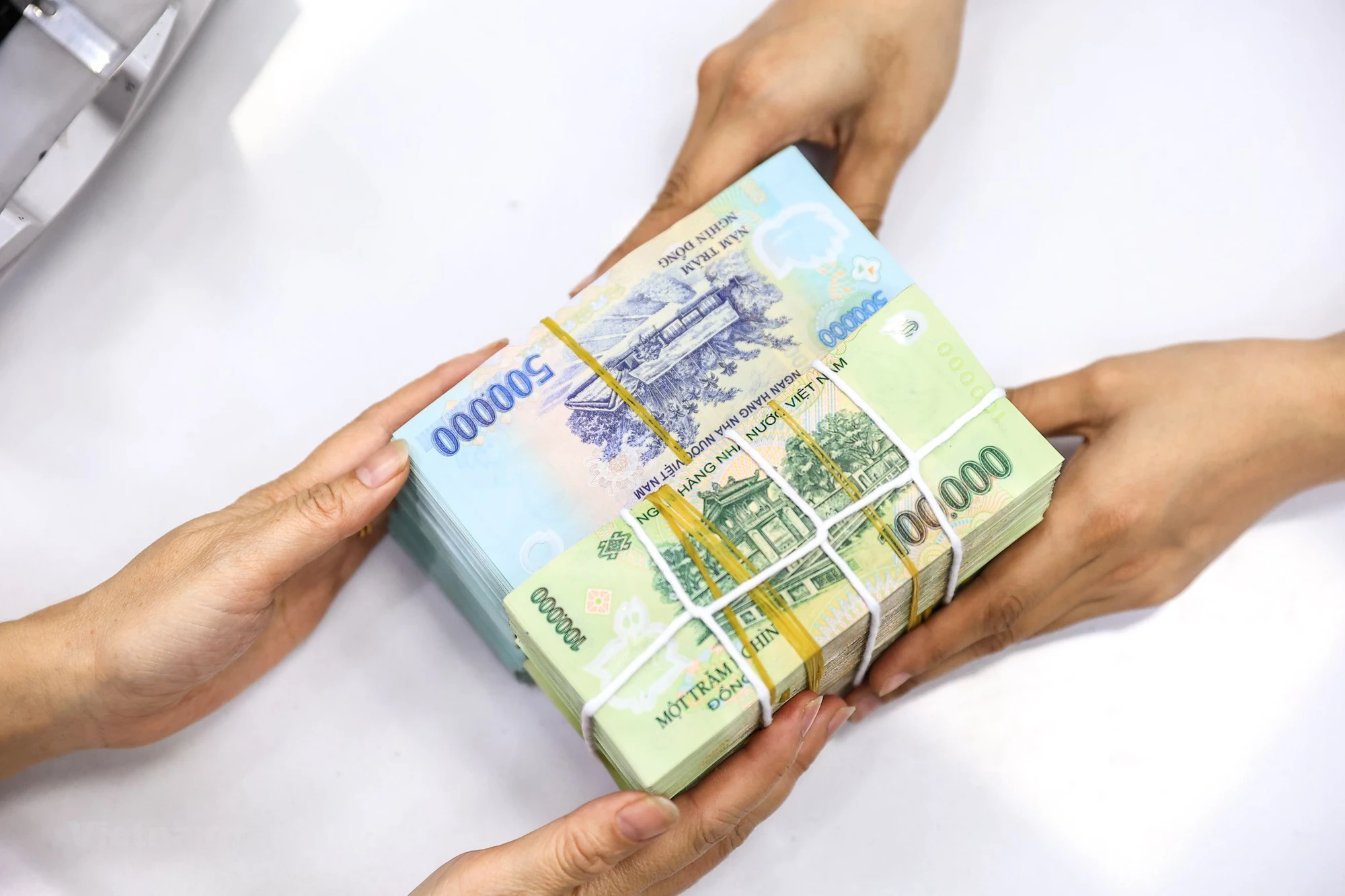 Để thu hút được tiền gửi của doanh nghiệp, các công ty tài chính tiêu dùng phải huy động với lãi suất cao. (Ảnh minh họa: Vietnam+)