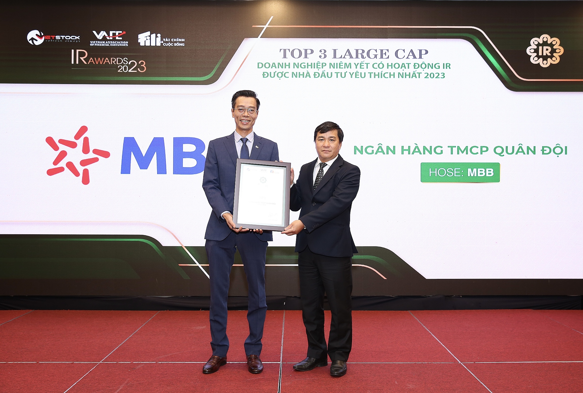 Kinh tế trưởng Đàm Nhân Đức của MB Bank trong lễ vinh danh. Ảnh: MB