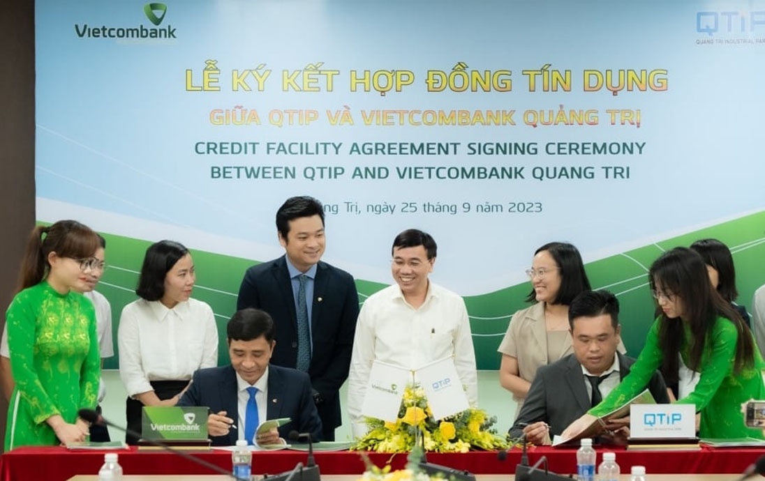 Đại diện Vietcombank và QTIP thực hiện nghi thức ký kết hợp đồng tài trợ tín dụng hơn 450 tỷ đồng cho dự án Khu công nghiệp Quảng Trị - giai đoạn 1
