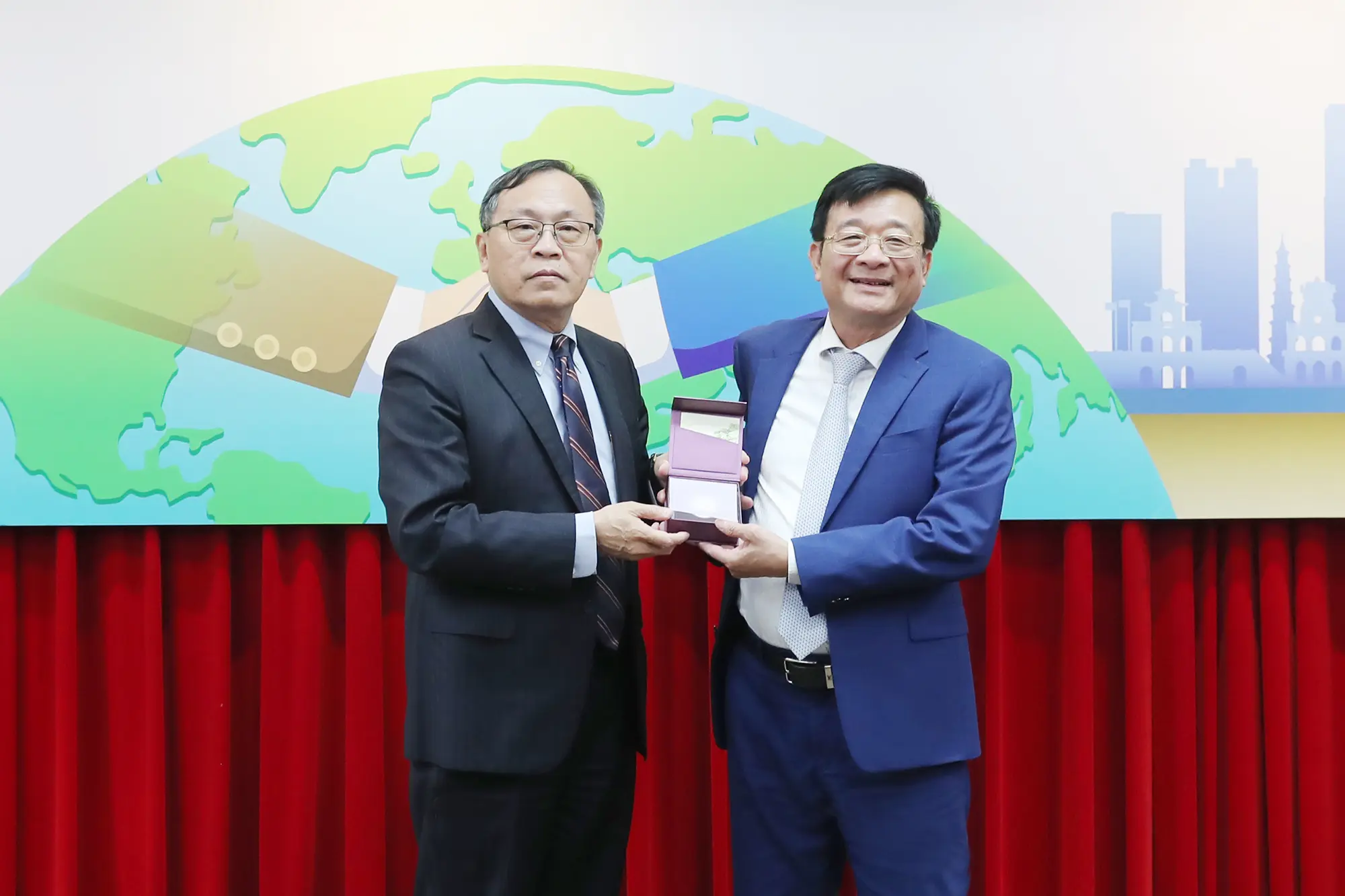TS. Nguyễn Quốc Hùng và ông Joseph Jye-Cherng Lyu trao quà lưu niệm.