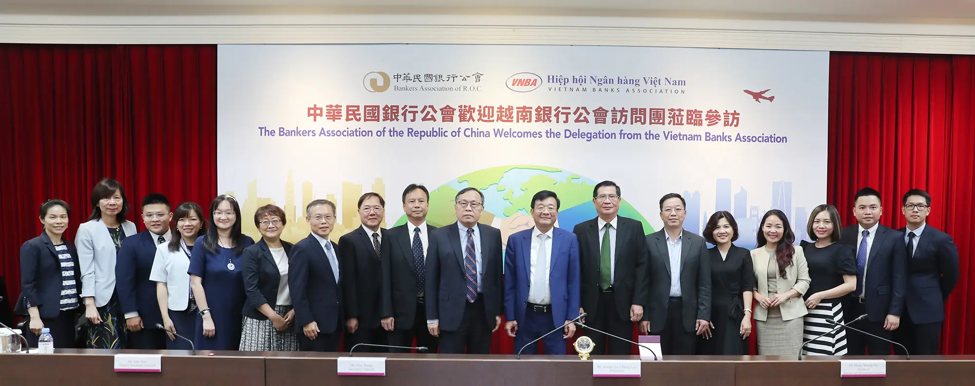 Đoàn công tác Hiệp hội Ngân hàng Việt Nam và Ban lãnh đạo Hiệp hội Ngân hàng Đài Loan chụp ảnh lưu niệm