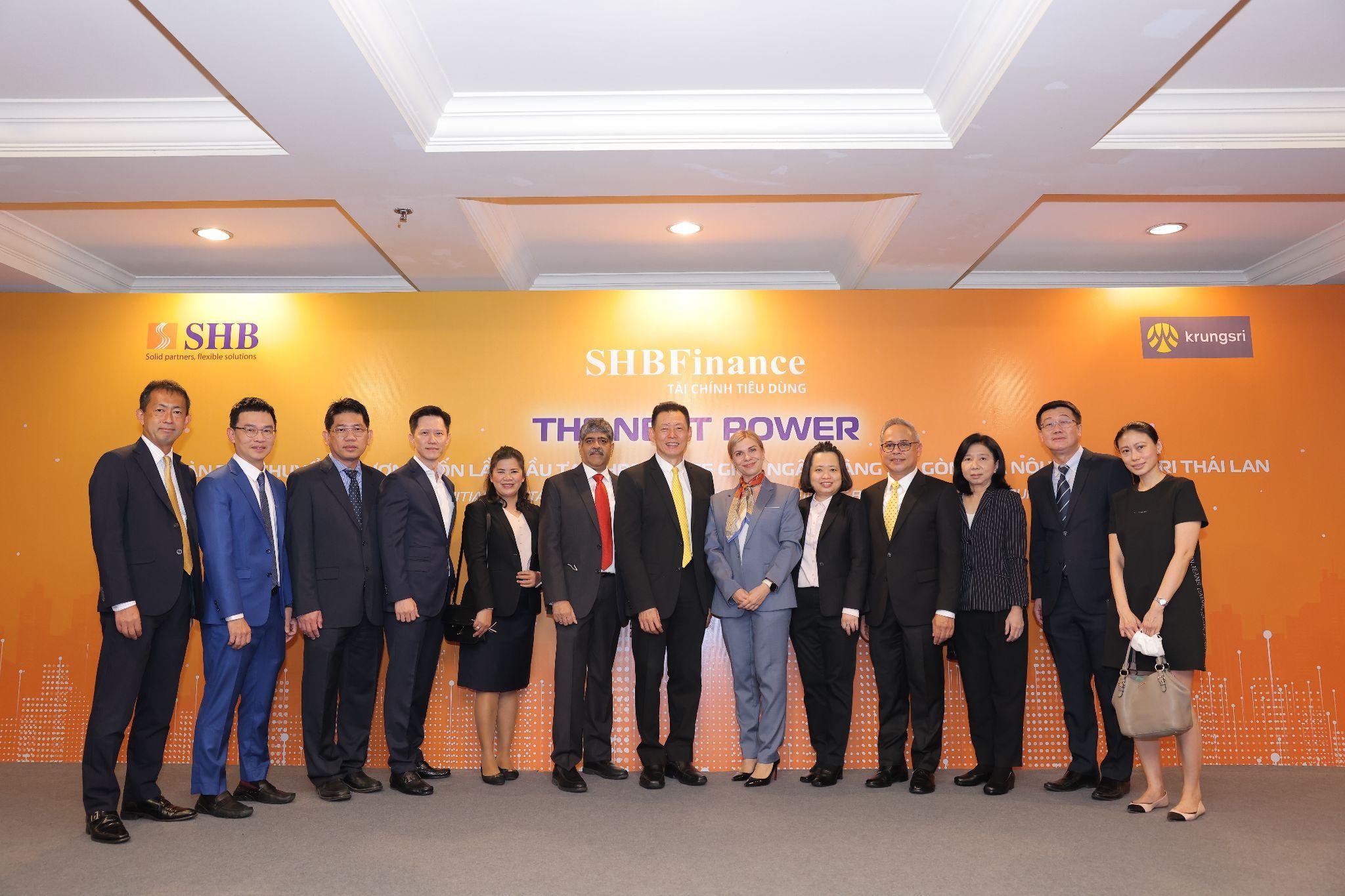 Bà Olena trong lễ hoàn tất chuyển nhượng tại SHBFinance giữa ngân hàng SHB và Krungsri Thái Lan