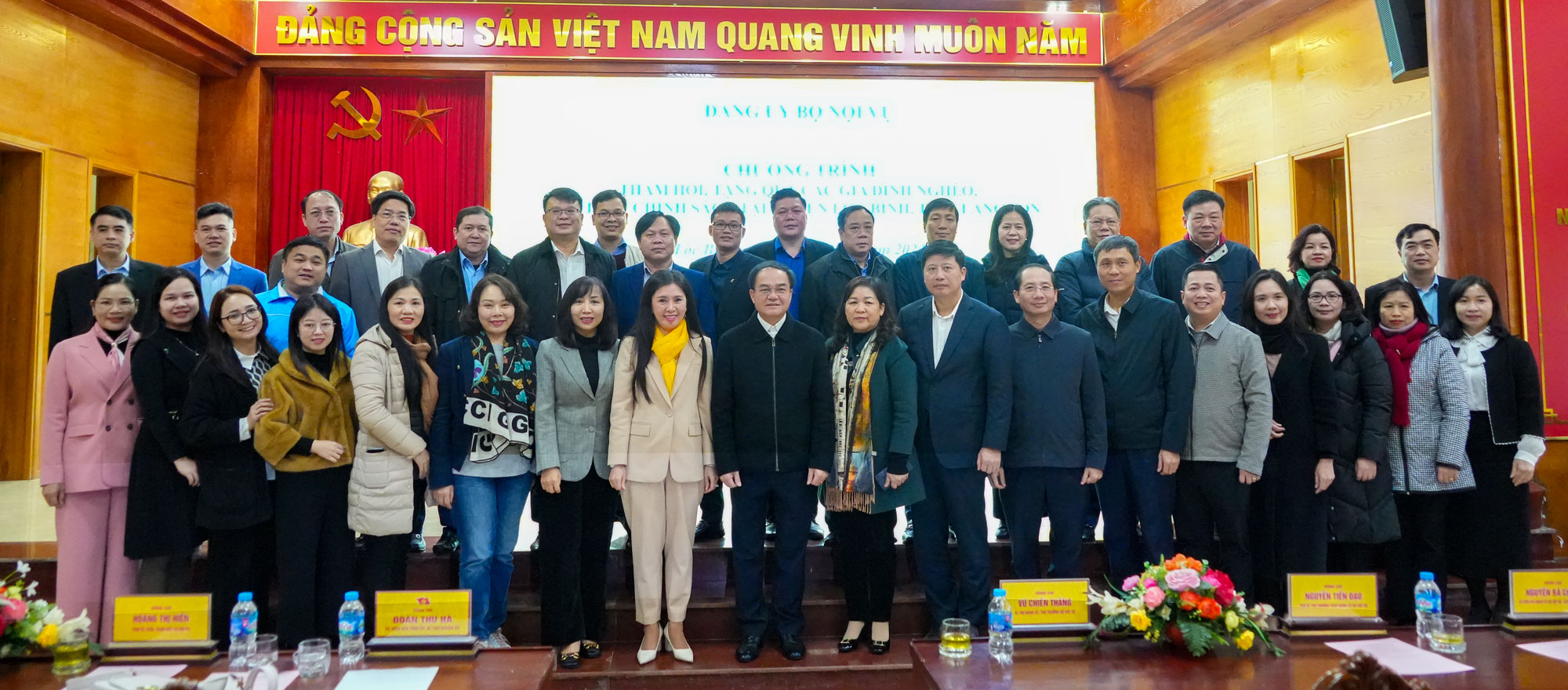 Đoàn công tác chụp ảnh lưu niệm