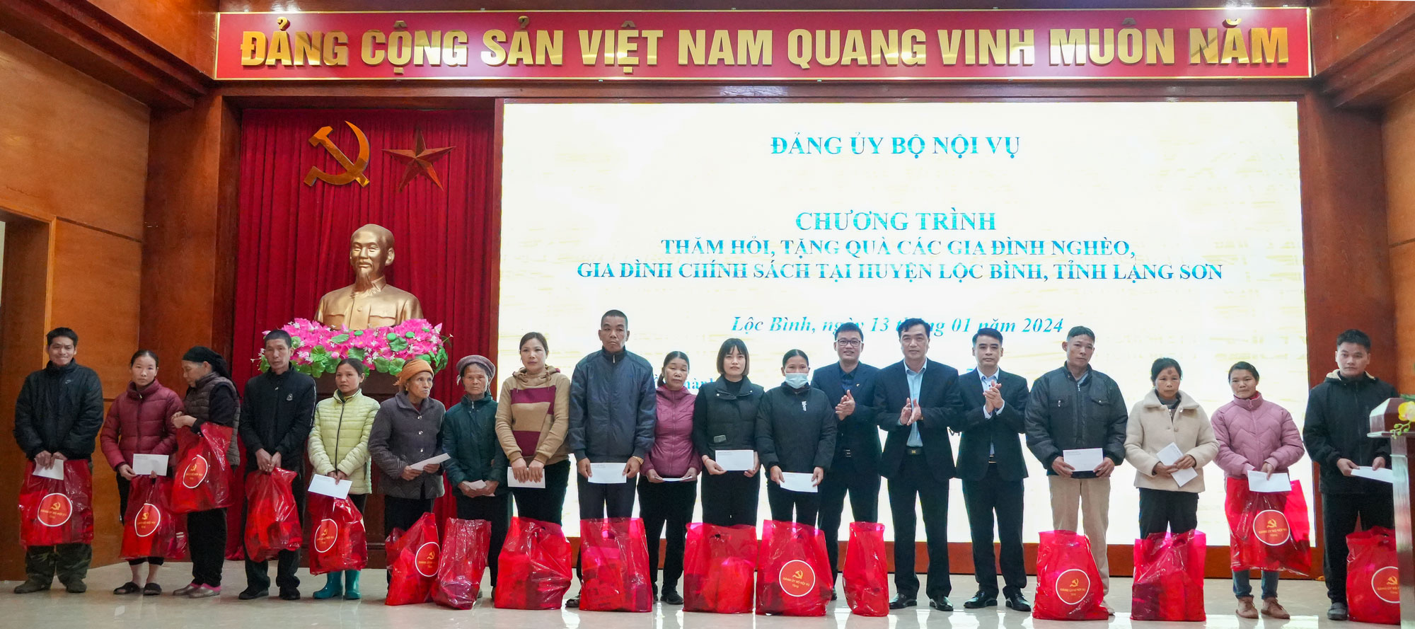 Các phần quà được trao tặng tới các hộ gia đình chính sách huyện Lộc Bình
