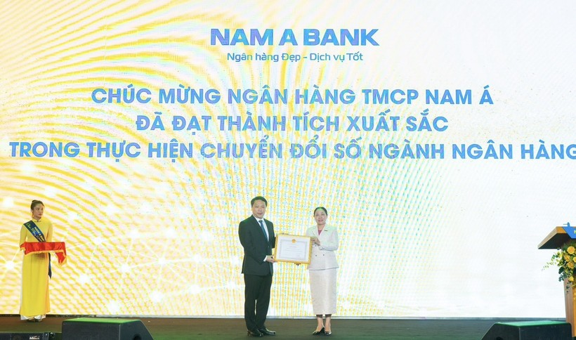 Thứ trưởng Thông tin và Truyền thông Nguyễn Huy Dũng trao Bằng khen của Bộ trưởng Bộ Thông tin và Truyền thông cho Nam A Bank đại diện là Phó Chủ tịch HĐQT Võ Thị Tuyết Nga