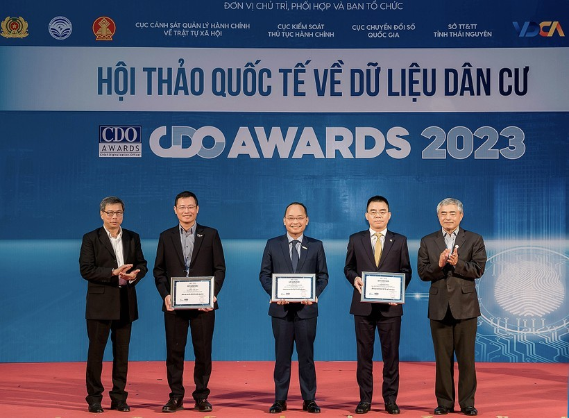 Ông Nguyễn Vĩnh Tuyên (đứng giữa) nhận Giải thưởng Lãnh đạo Chuyển đổi số tiêu biểu năm 2023
