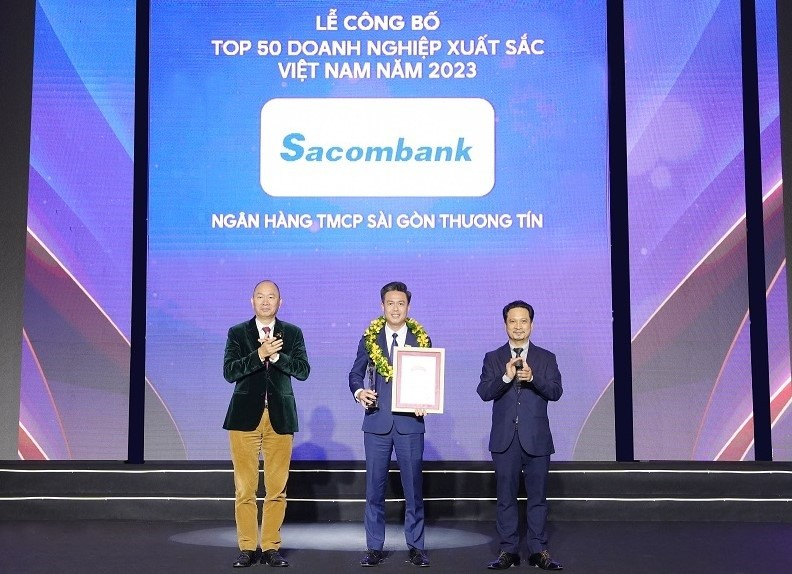 Đại diện Sacombank, ông Nguyễn Tấn Cường - Giám đốc Khối Doanh nghiệp nhận giải thưởng "Top 50 doanh nghiệp xuất sắc Việt Nam năm 2023"