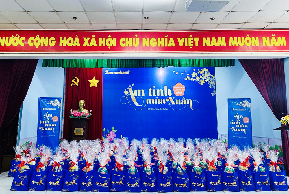 Những phần quà Tết trong chương trình từ thiện thường niên “Ấm tình mùa xuân” của Sacombank…