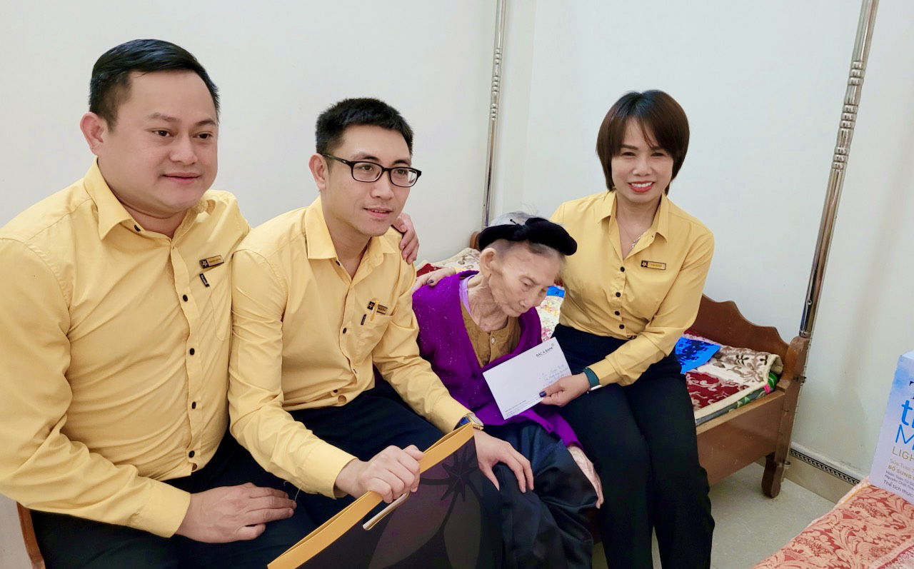 Đại diện Ban chấp hành Công đoàn Bac A Bank trao quà Phụng dưỡng cho Mẹ Nguyễn Thị Côi