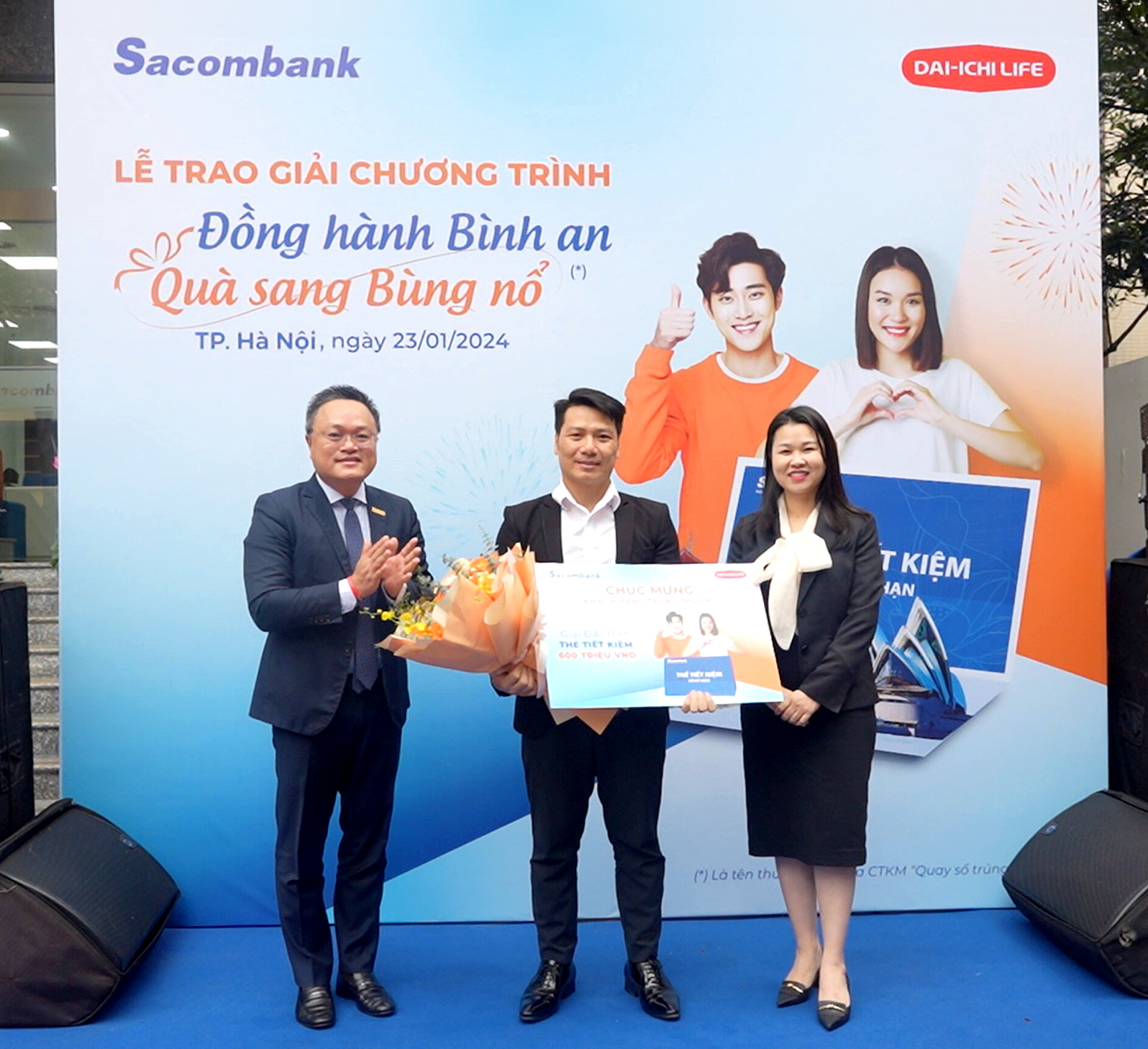 Đại diện Sacombank và Dai-ichi Life Việt Nam trao giải đặc biệt cho khách hàng Nguyễn Văn Thiệu (giao dịch tại Sacombank Chi nhánh Đống Đa)