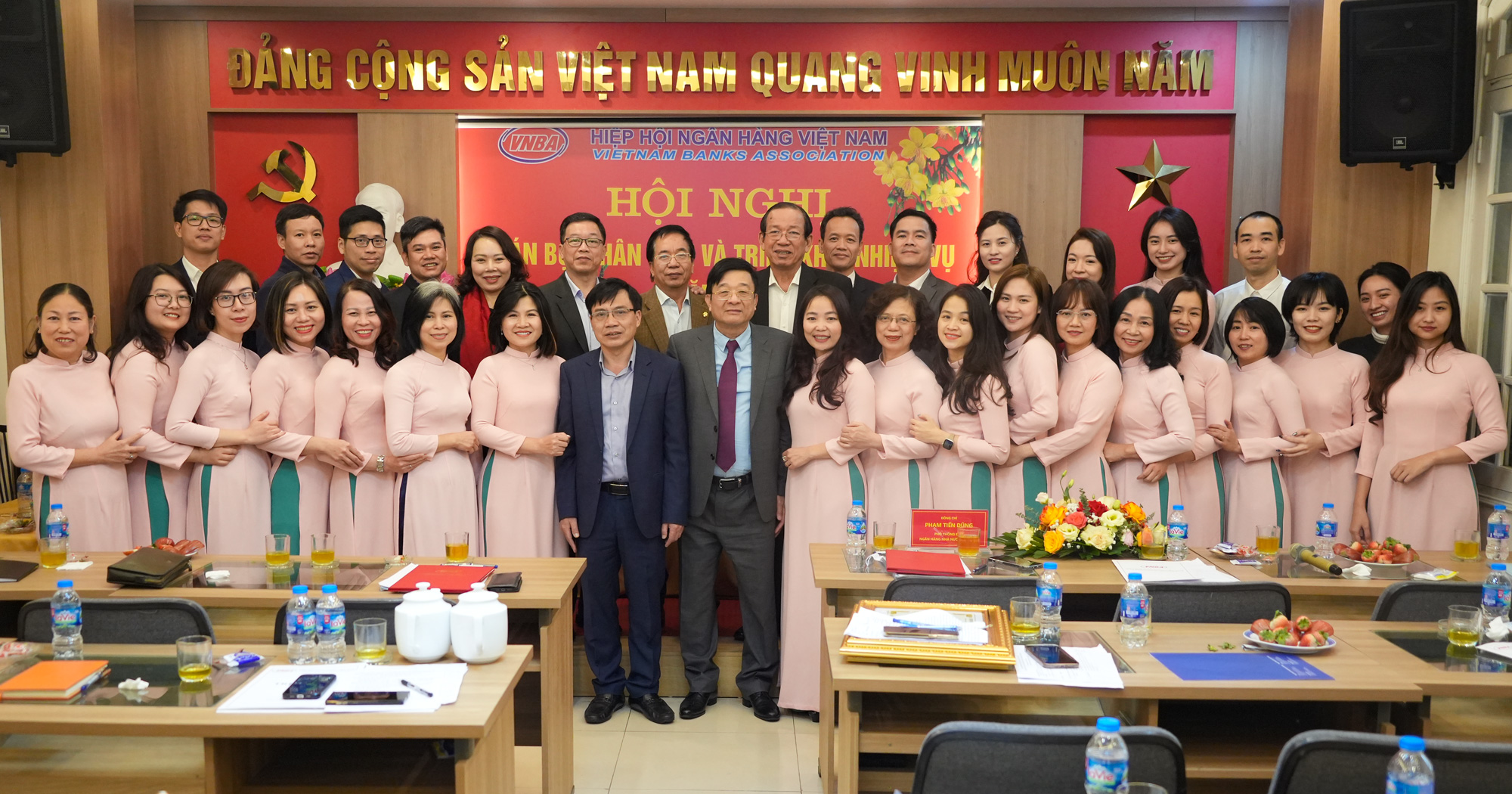 Lãnh đạo và cán bộ, nhân viên Cơ quan thường trực Hiệp hội Ngân hàng chụp ảnh lưu niệm