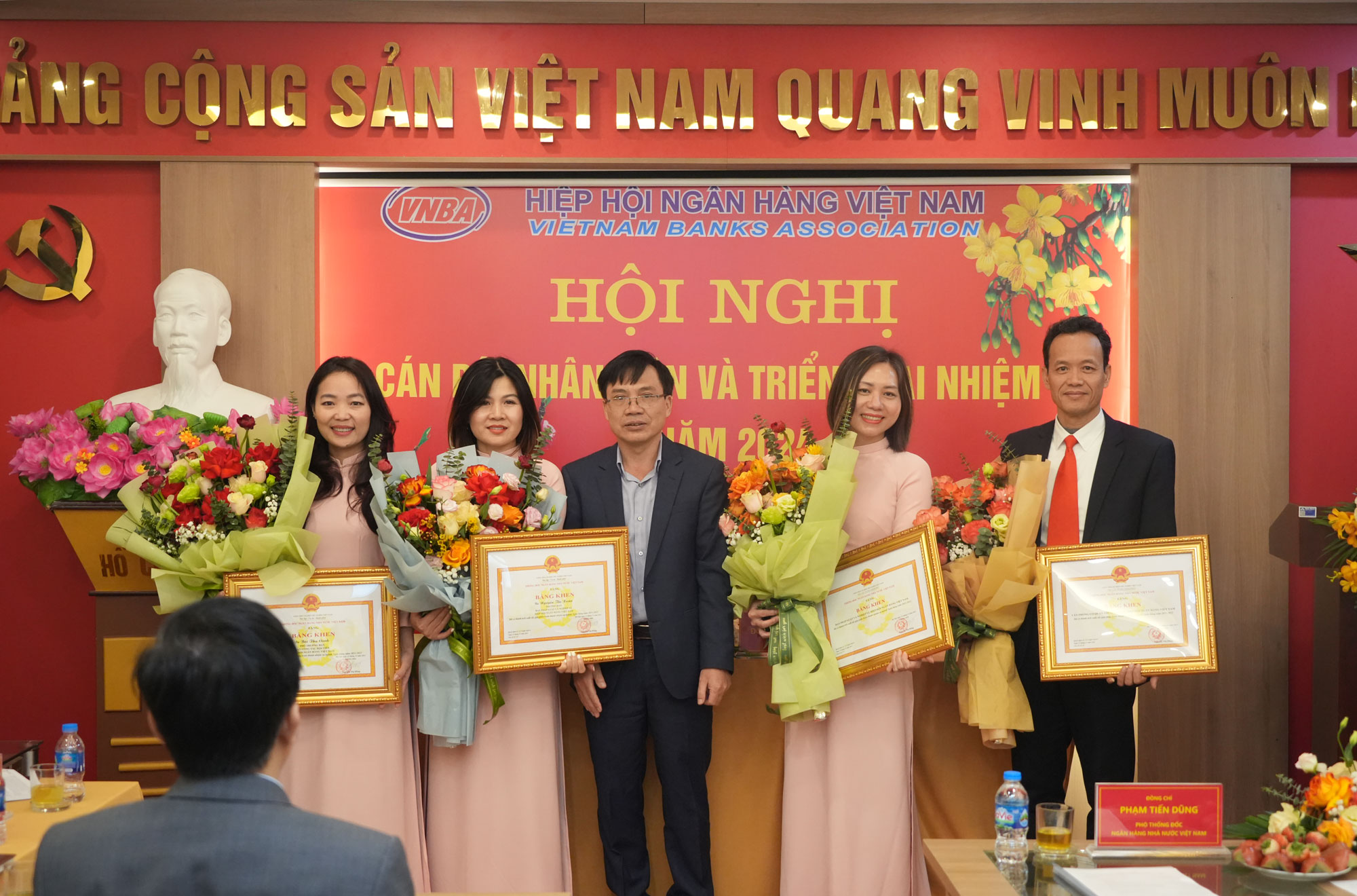 Cá nhân và tập thể xuất sắc của Hiệp hội Ngân hàng nhận bằng khen của Thống đốc NHNN