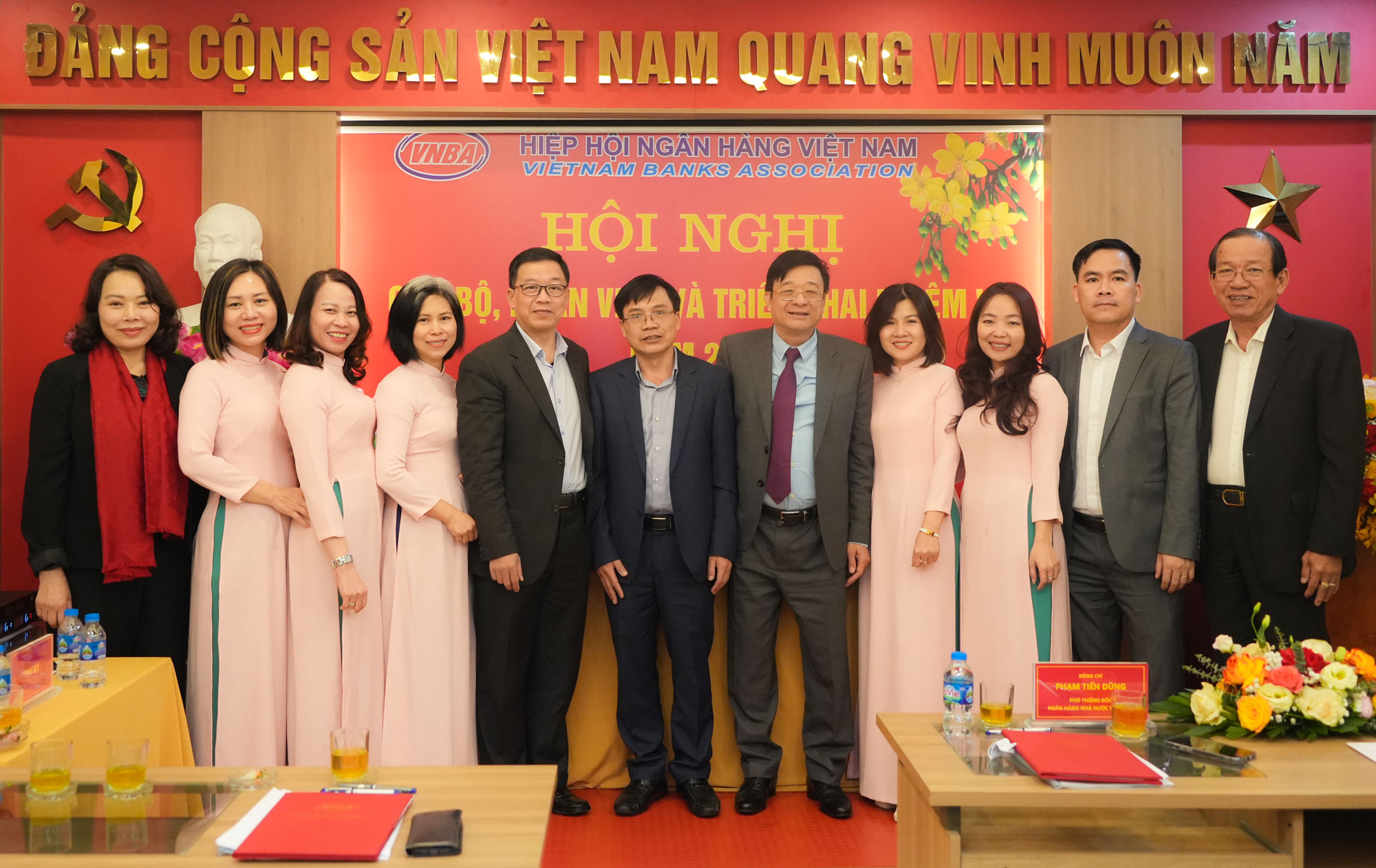 Ban lãnh đạo Hiệp hội Ngân hàng Việt Nam chụp ảnh lưu niệm