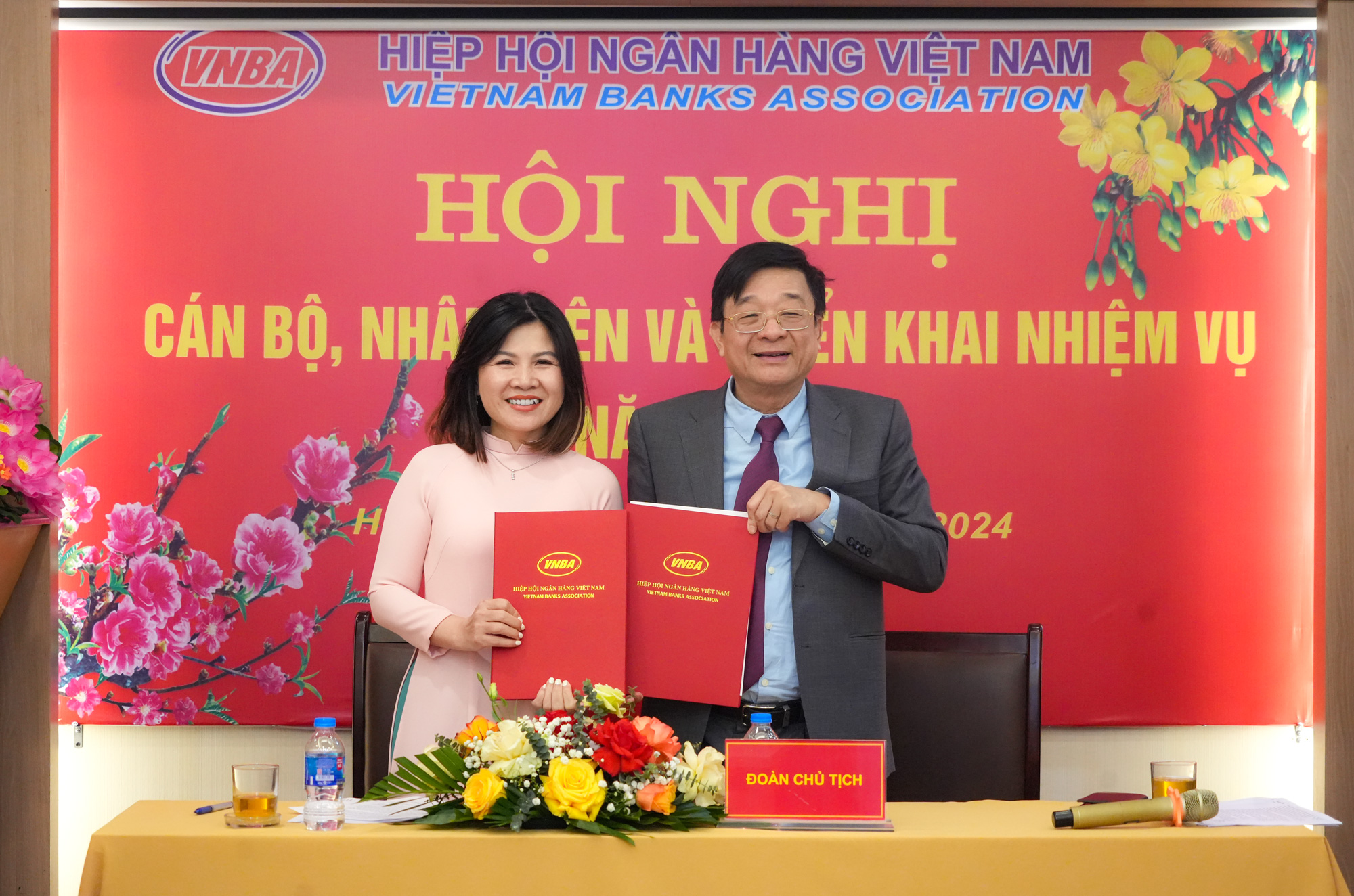 TS Nguyễn Quốc Hùng - Phó Chủ tịch kiêm Tổng Thư ký Hiệp hội Ngân hàng Việt Nam và bà Nguyễn Thị Xuân, Chủ tịch công đoàn, Trưởng Ban Pháp luật - Nghiệp vụ ký thỏa ước thi đua năm 2024