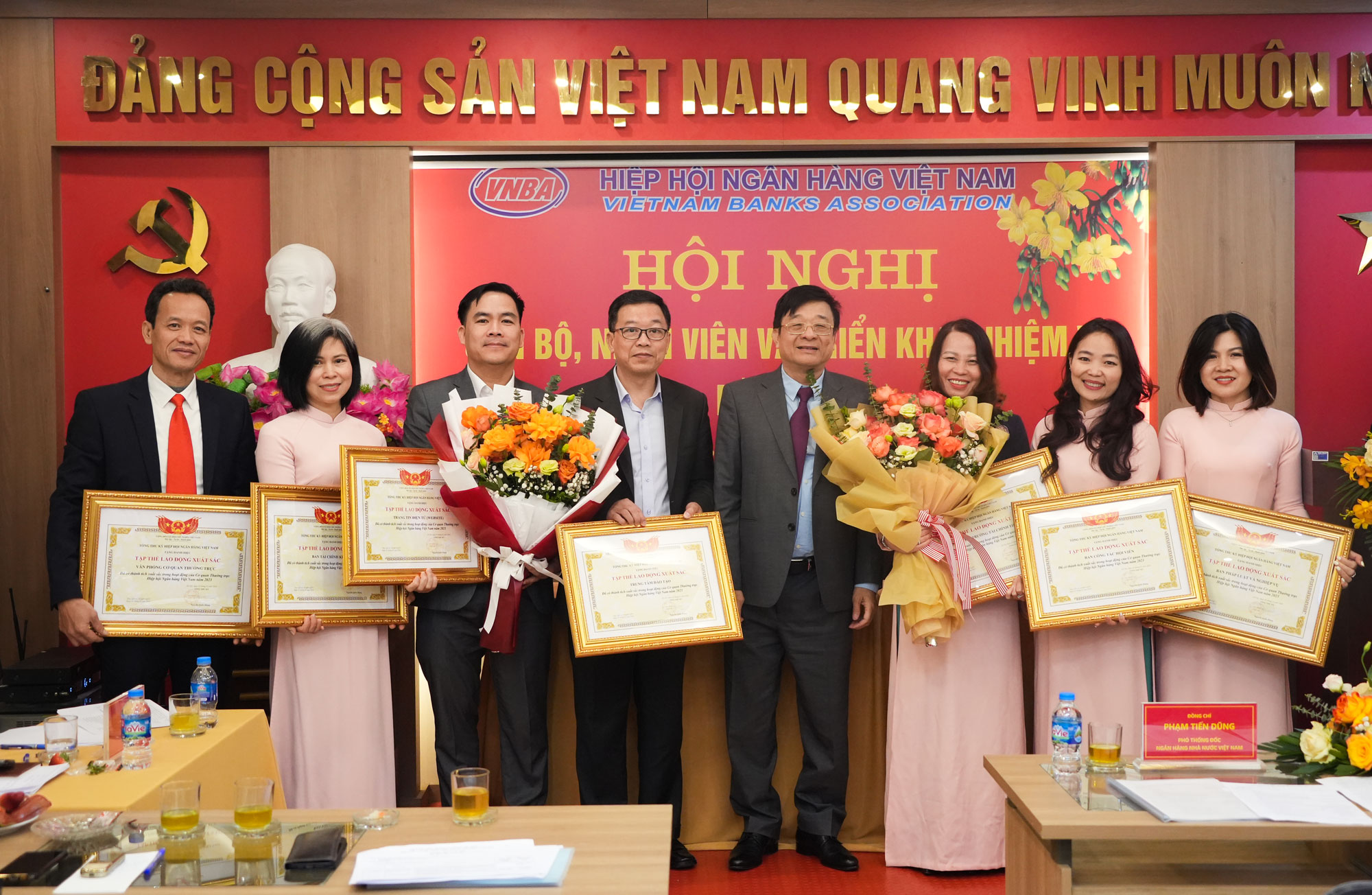 Các tập thể lao động xuất sắc nhận bằng khen của Hiệp hội Ngân hàng