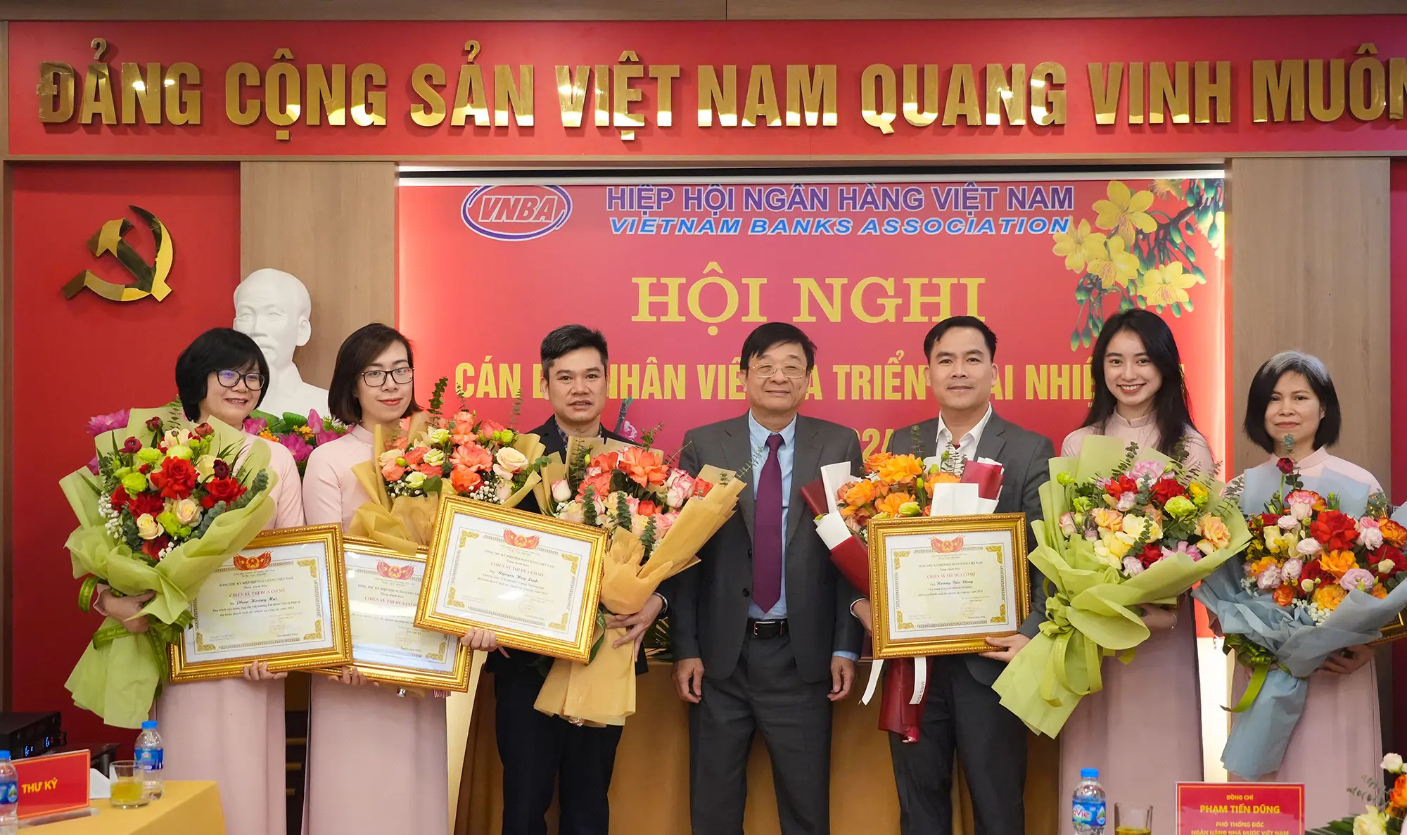 Các cá nhân nhận bằng khen "Chiến sĩ thi đua" của Hiệp hội Ngân hàng