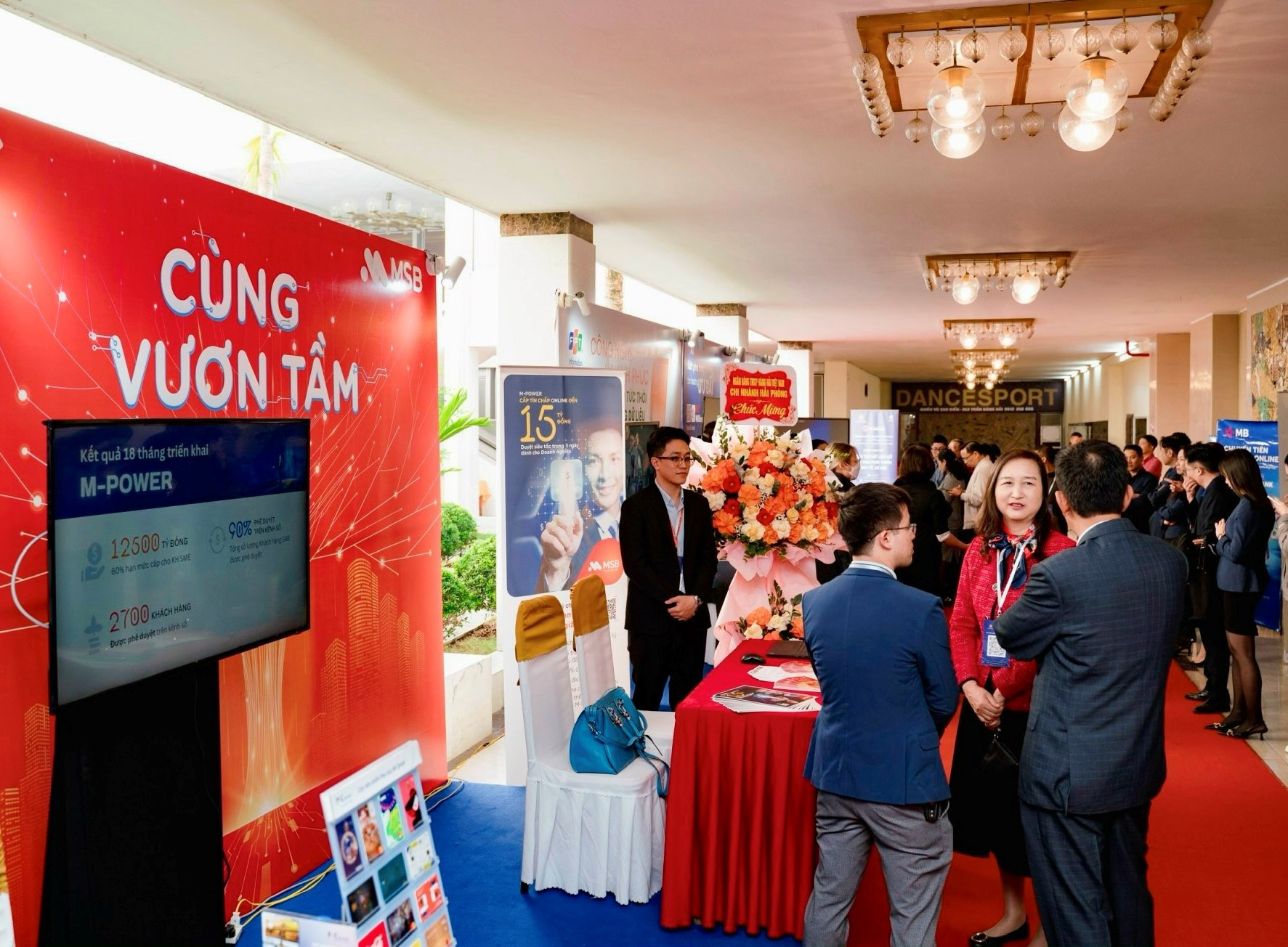 Các đại biểu thăm quan gian hàng MSB