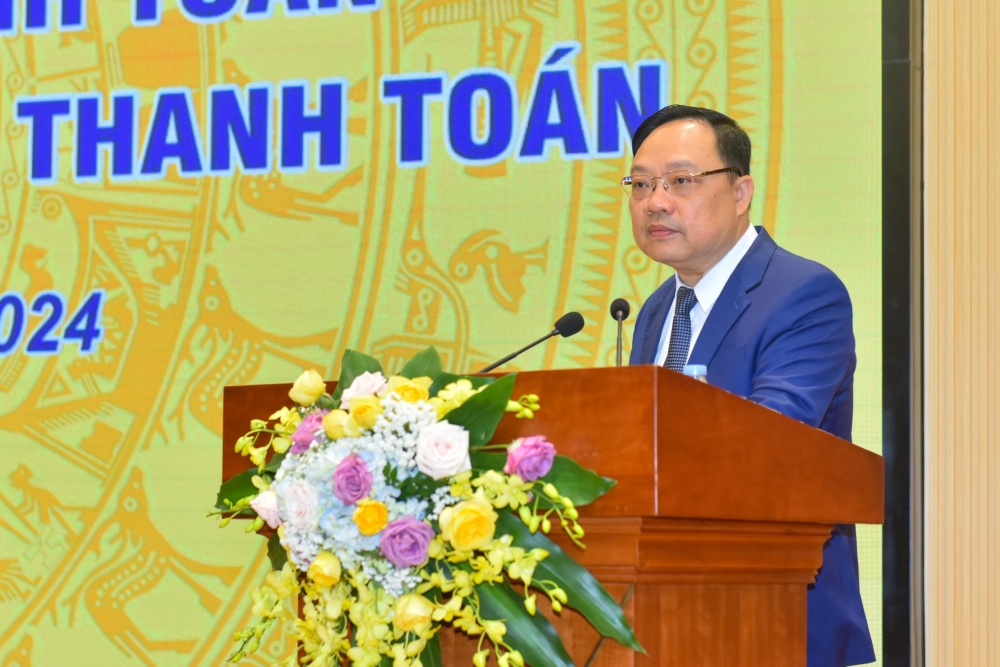 ng Phạm Anh Tuấn - Vụ trưởng Vụ Thanh toán NHNN trình bày báo cáo tại Hội nghị