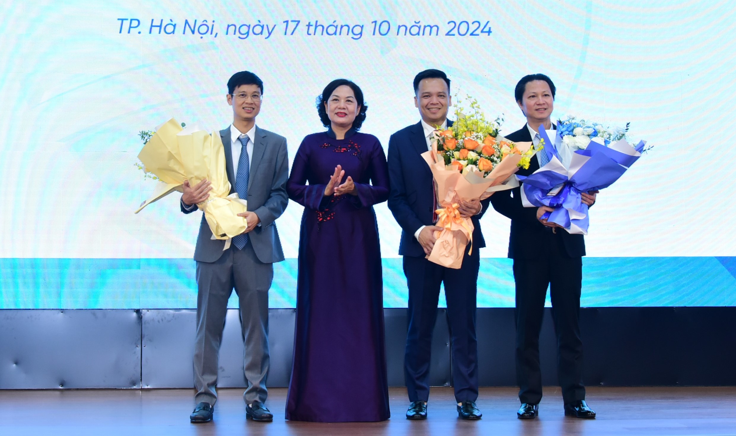 Thống đốc Ngân hàng Nhà nước Việt Nam Nguyễn Thị Hồng tặng hoa chúc mừng tân Tổng Giám đốc VietinBank (thứ hai từ phải sang).