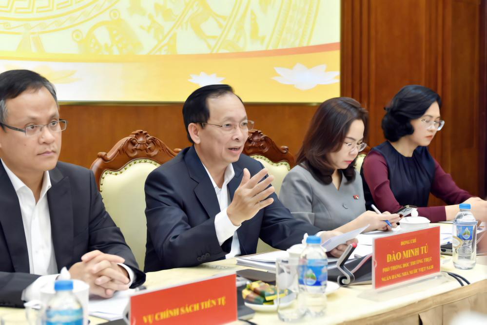 Phó Thống đốc Đào Minh Tú trả lời câu hỏi của phóng viên tại buổi họp báo