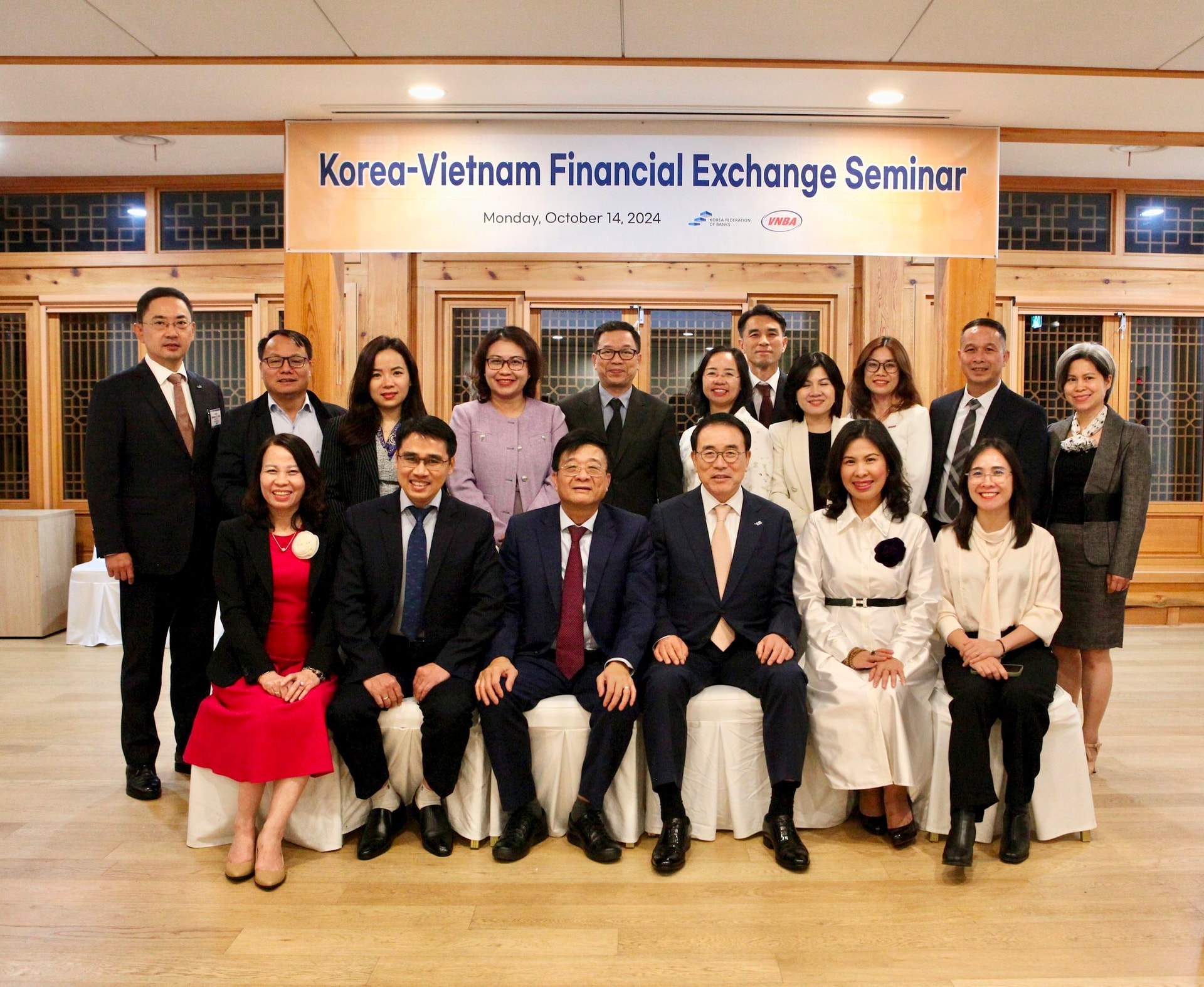 Ông Nguyễn Quốc Hùng, Phó Chủ tịch kiêm Tổng Thư ký Hiệp hội Ngân hàng Việt Nam (hàng trước, thứ ba từ trái sang) và ông Cho Yong-byong, Chủ tịch Hiệp hội Ngân hàng Hàn Quốc (hàng trước, thứ ba từ phải sang), cùng các đại biểu