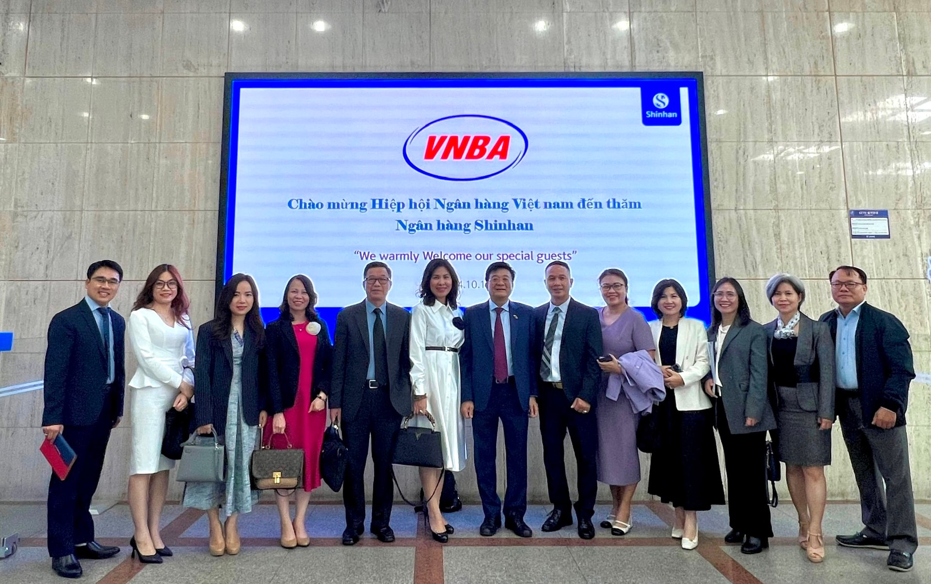 Đoàn công tác đến thăm và làm việc tại Shinhan Bank
