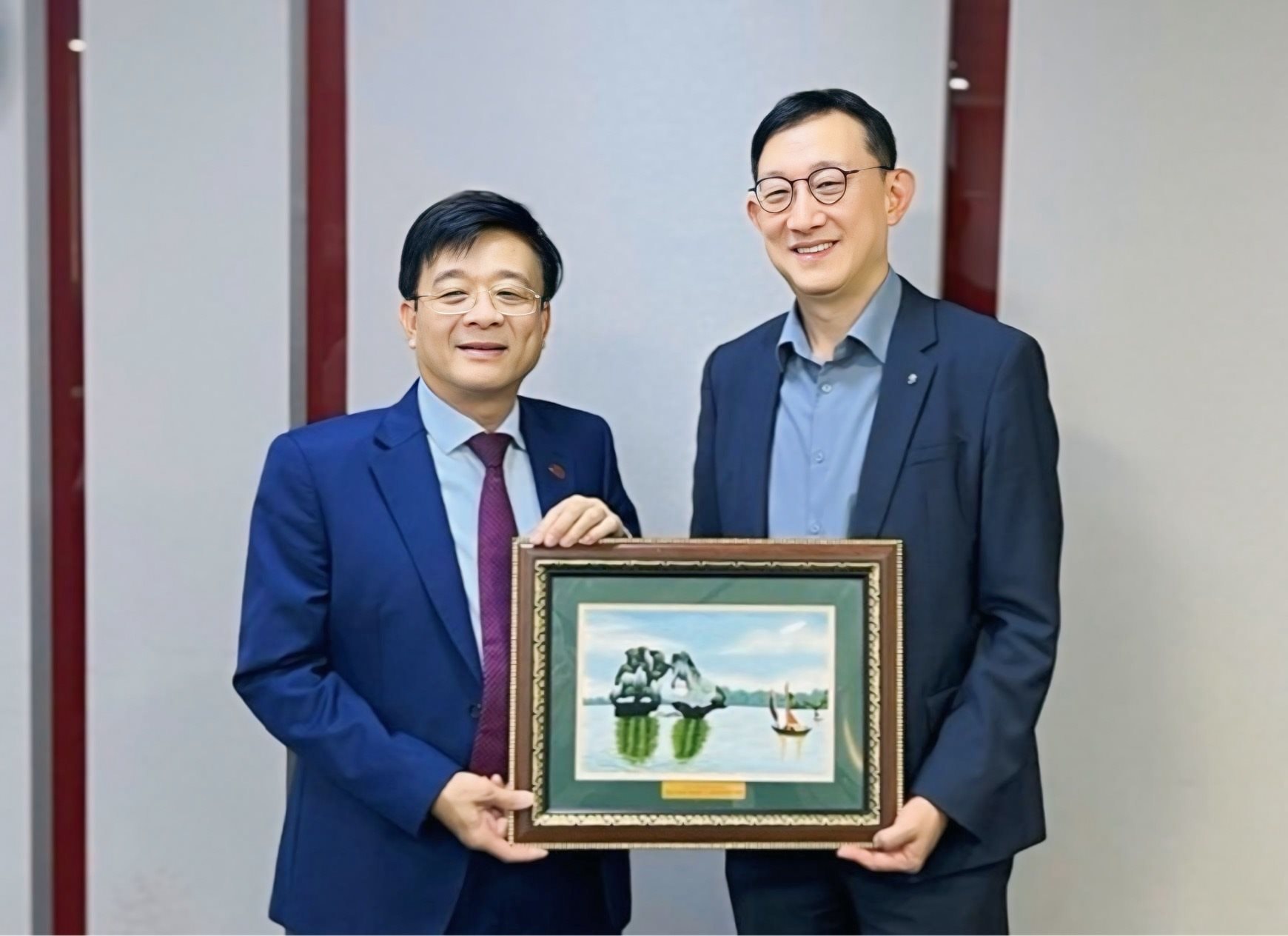 Ông Nguyễn Quốc Hùng, Phó Chủ tịch Kiêm Tổng Thư ký VNBA trao quà lưu niệm cho ông Seo Seung-hyeon, Phó Tổng Giám đốc điều hành - Phụ trách Bộ phận Kinh doanh toàn cầu, Shinhan Bank