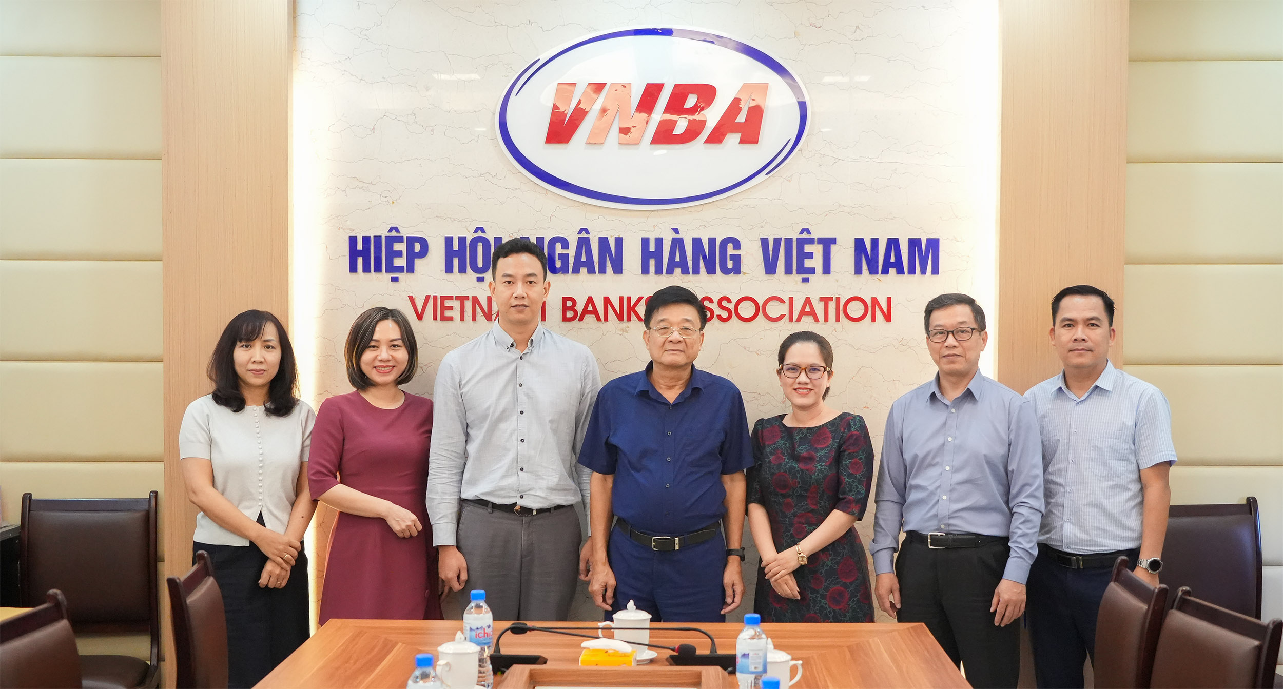 Lãnh đạo Hiệp hội Ngân hàng Việt Nam chụp ảnh lưu niệm với đại diện Tổng lãnh sự quán Canada
