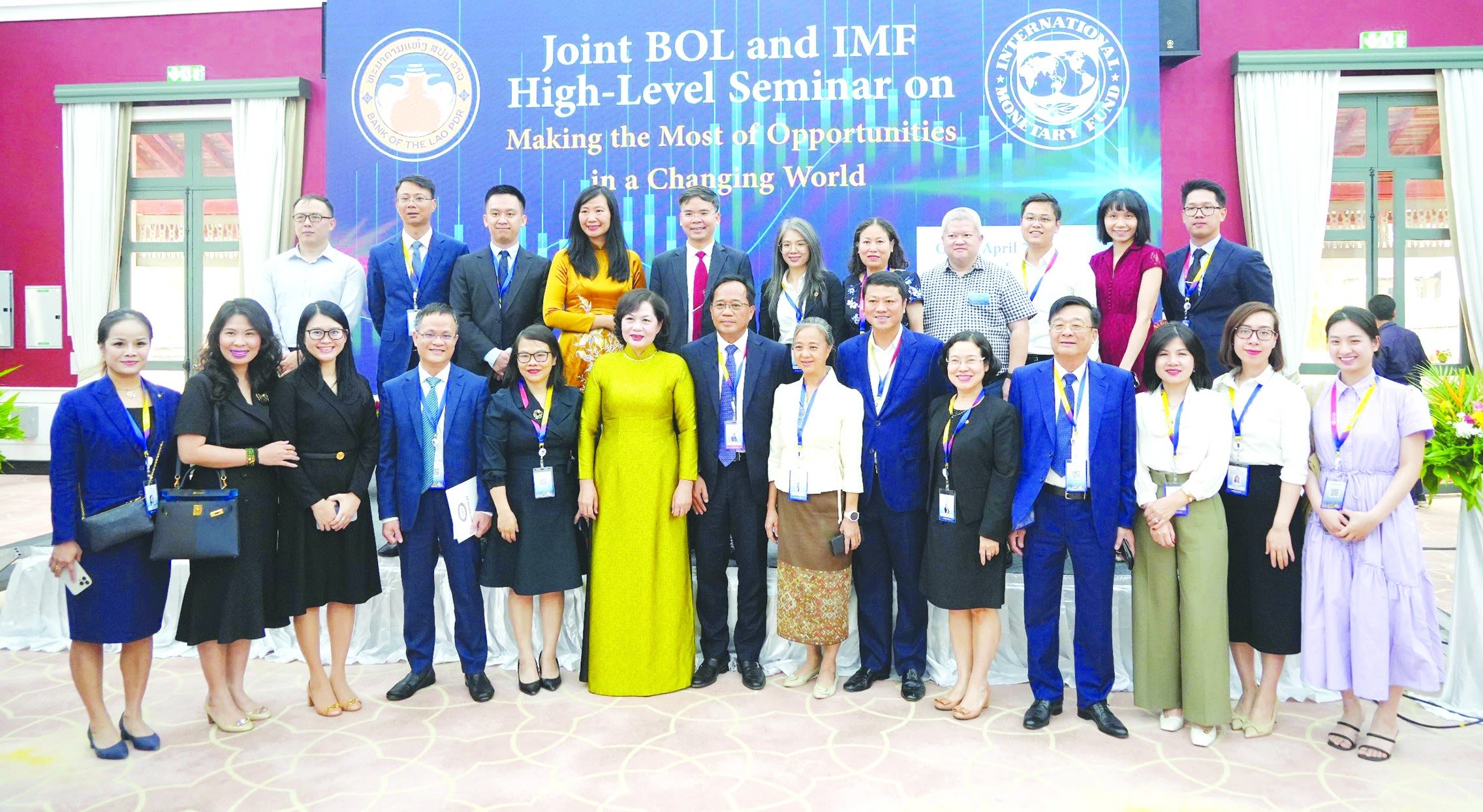 Thống đốc Ngân hàng Nhà nước Việt Nam Nguyễn Thị Hồng, Thống đốc Ngân hàng Trung ương Lào Buonluea Sinxayvora-vong, Phó Chủ tịch kiêm Tổng Thư ký Hiệp hội Ngân hàng Việt Nam Nguyễn Quốc Hùng và các đại biểu chụp ảnh lưu niệm tại Hội thảo cấp cao của Ngân hàng Trung ương Lào và IMF tổ chức tại Luang Prabang, Lào (tháng 4/2024)