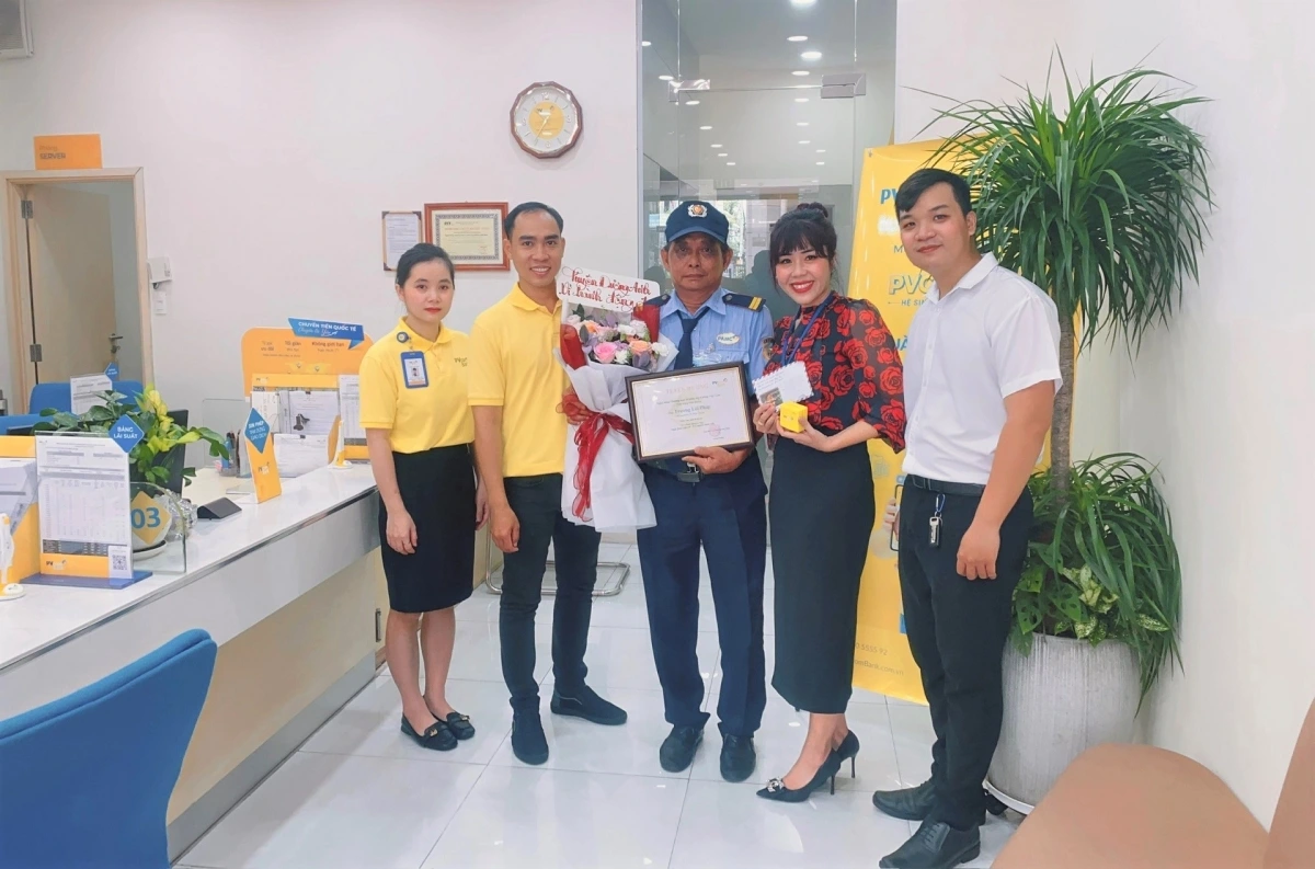 Anh Trương Lôi Pháp nhận được quà và bằng khen cho hành động trung thực của mình