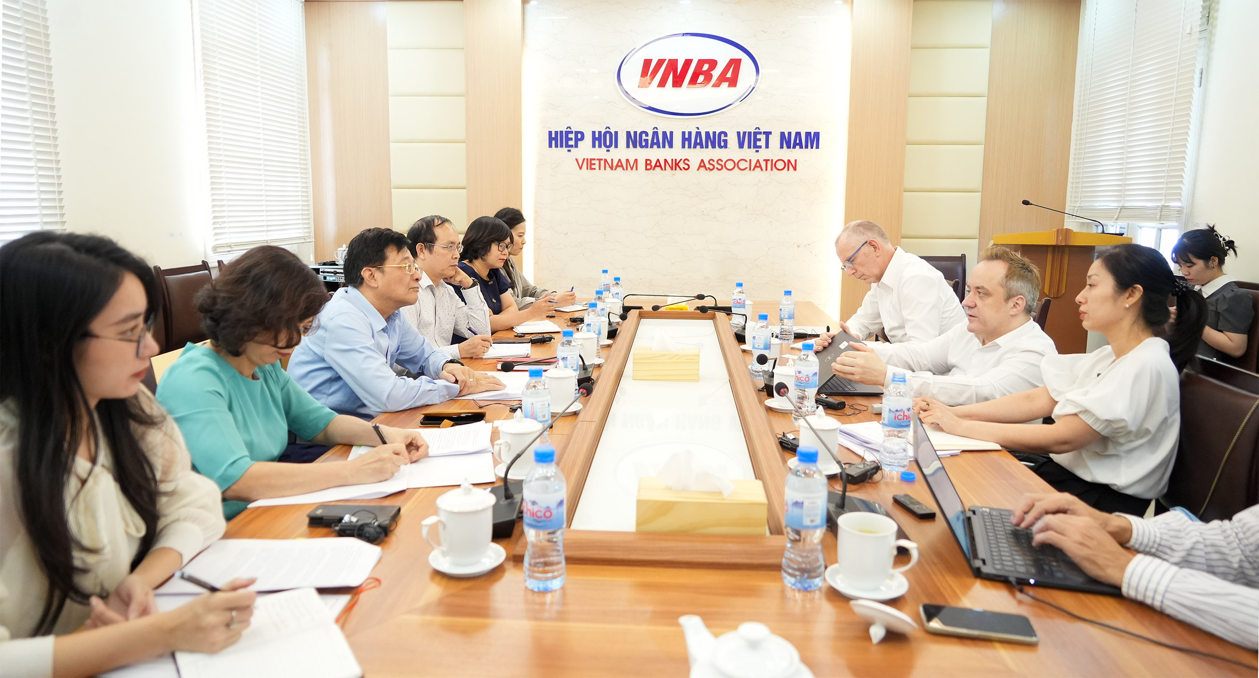 Quang cảnh buổi làm việc