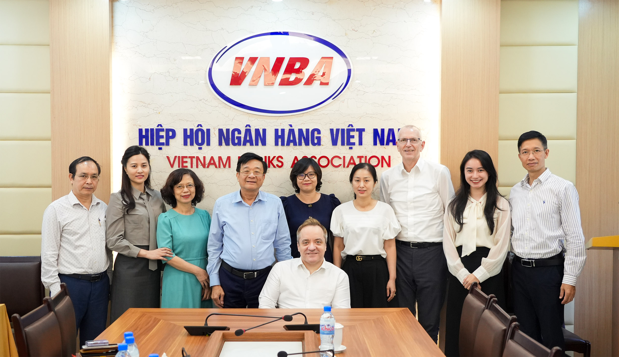 Lãnh đạo Hiệp hội Ngân hàng Việt Nam và đoàn công tác Ngân hàng Thế giới chụp ảnh lưu niệm