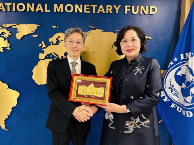 Thống đốc Nguyễn Thị Hồng và Ông Kenji Okamura, Phó Tổng Giám đốc phụ trách khu vực châu Á - Thái Bình Dương của IMF