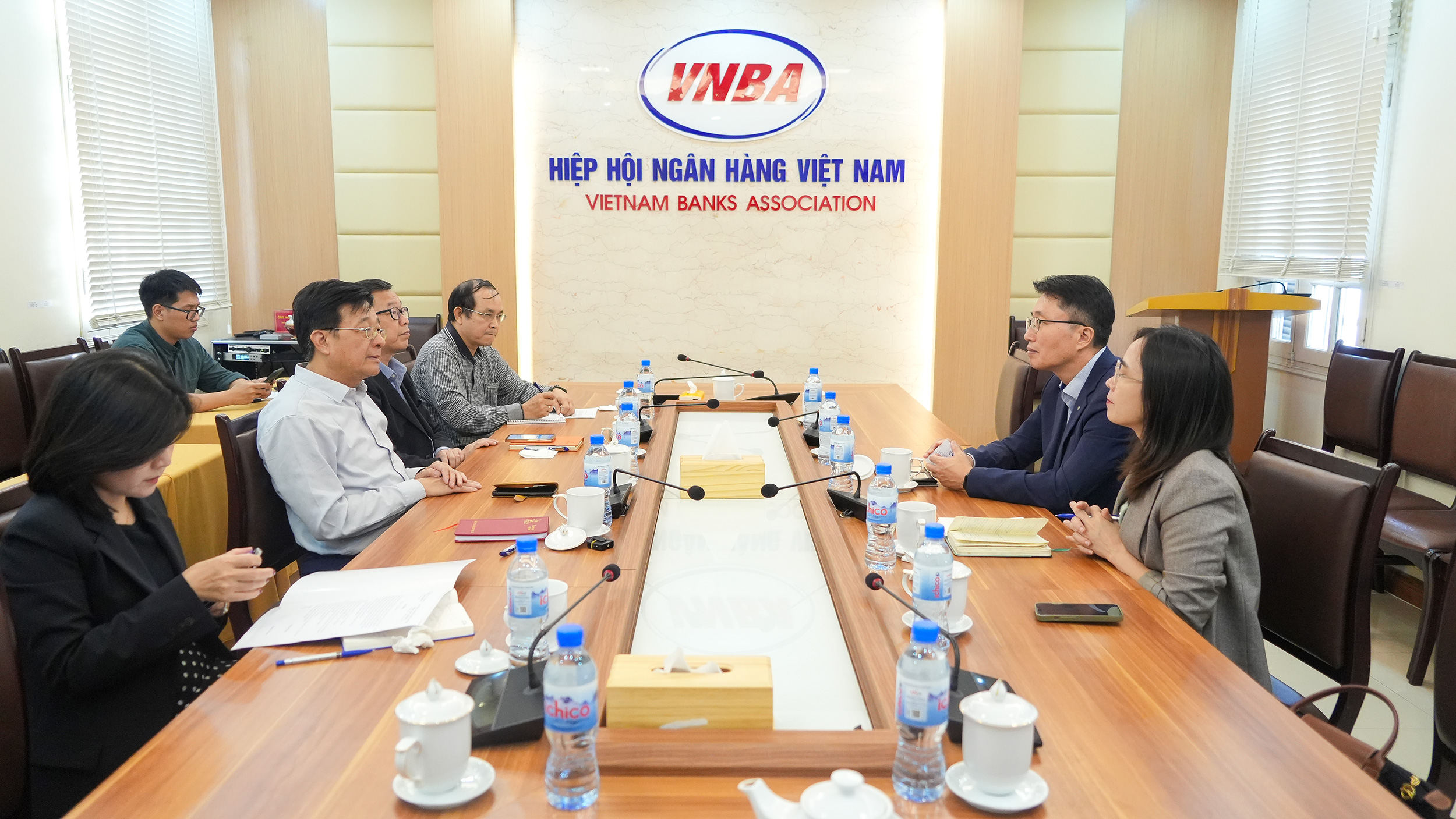 Quang cảnh VNBA tiếp và làm việc với đoàn Lãnh đạo Shinhan Việt Nam