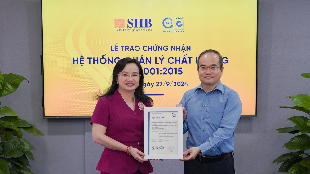 CEO SHB Ngô Thu Hà nhận chứng chỉ Hệ thống quản lý chất lượng ISO 9001:2015