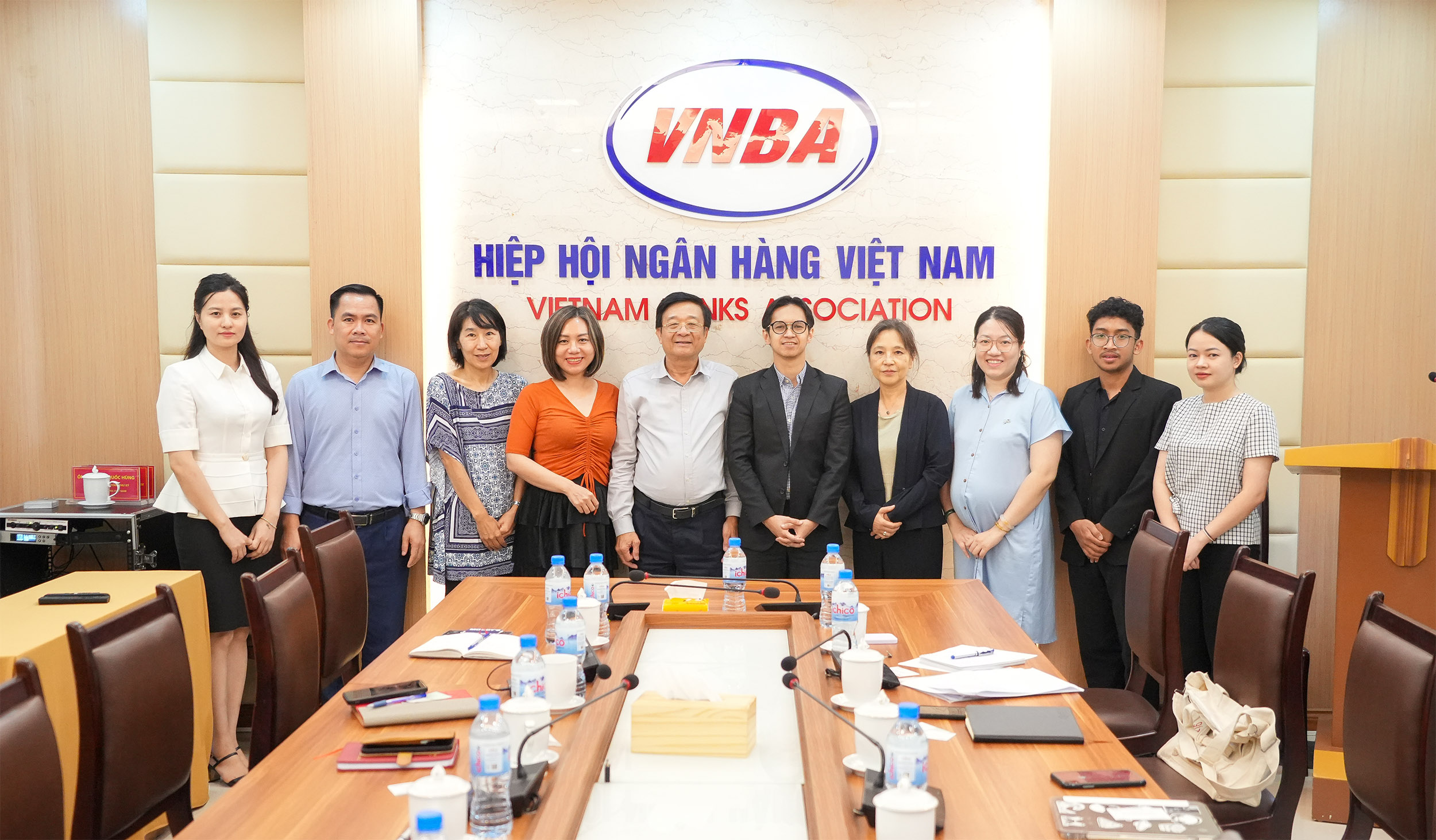 Đại diện VNBA và nhóm nghiên cứu về hệ thống thanh toán xuyên biên giới ASEAN cùng chụp ảnh lưu niệm