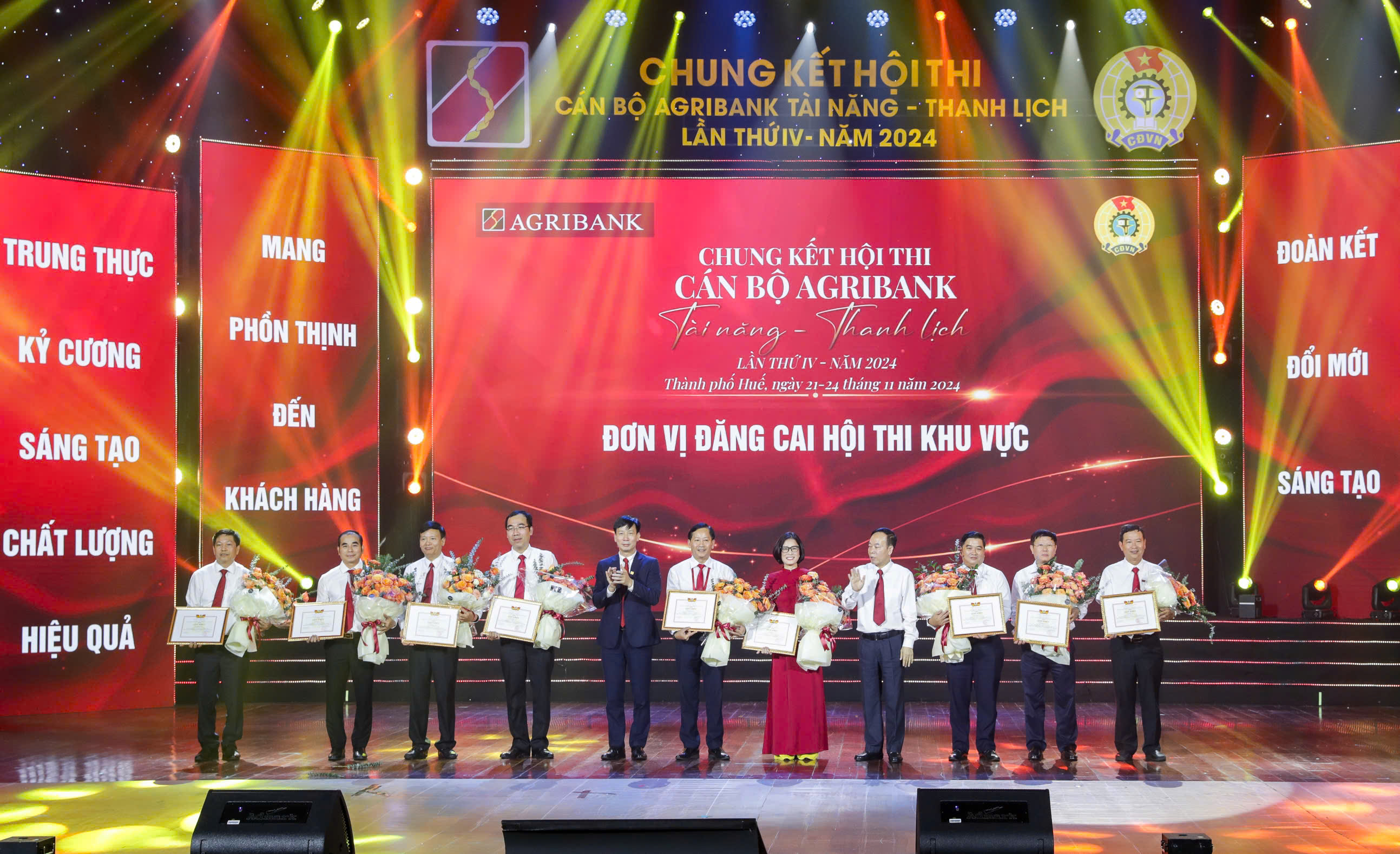 Ban tổ chức tặng giấy khen cho các đơn vị đăng cai Hội thi cấp khu vực và chung kết Hội thi