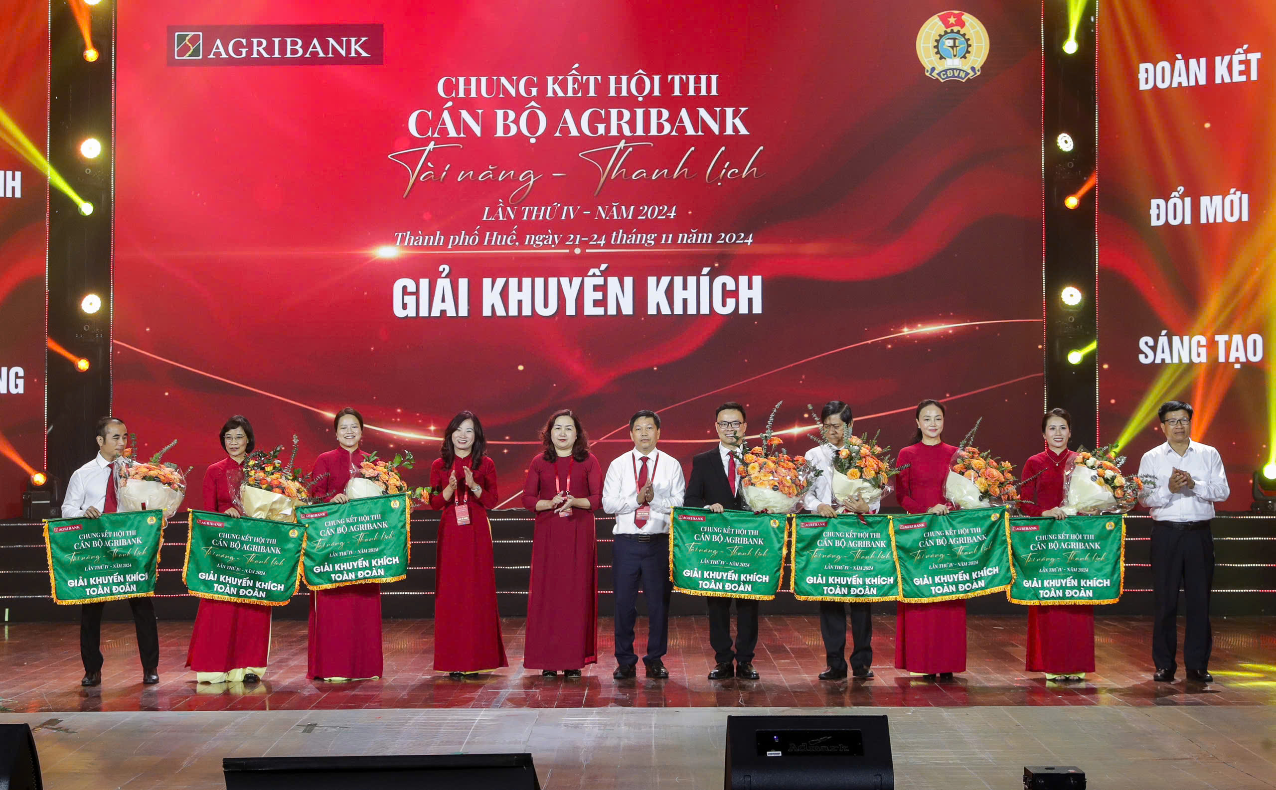 Các đơn vị đạt giải Khuyến khích nhận cờ và hoa từ Ban tổ chức