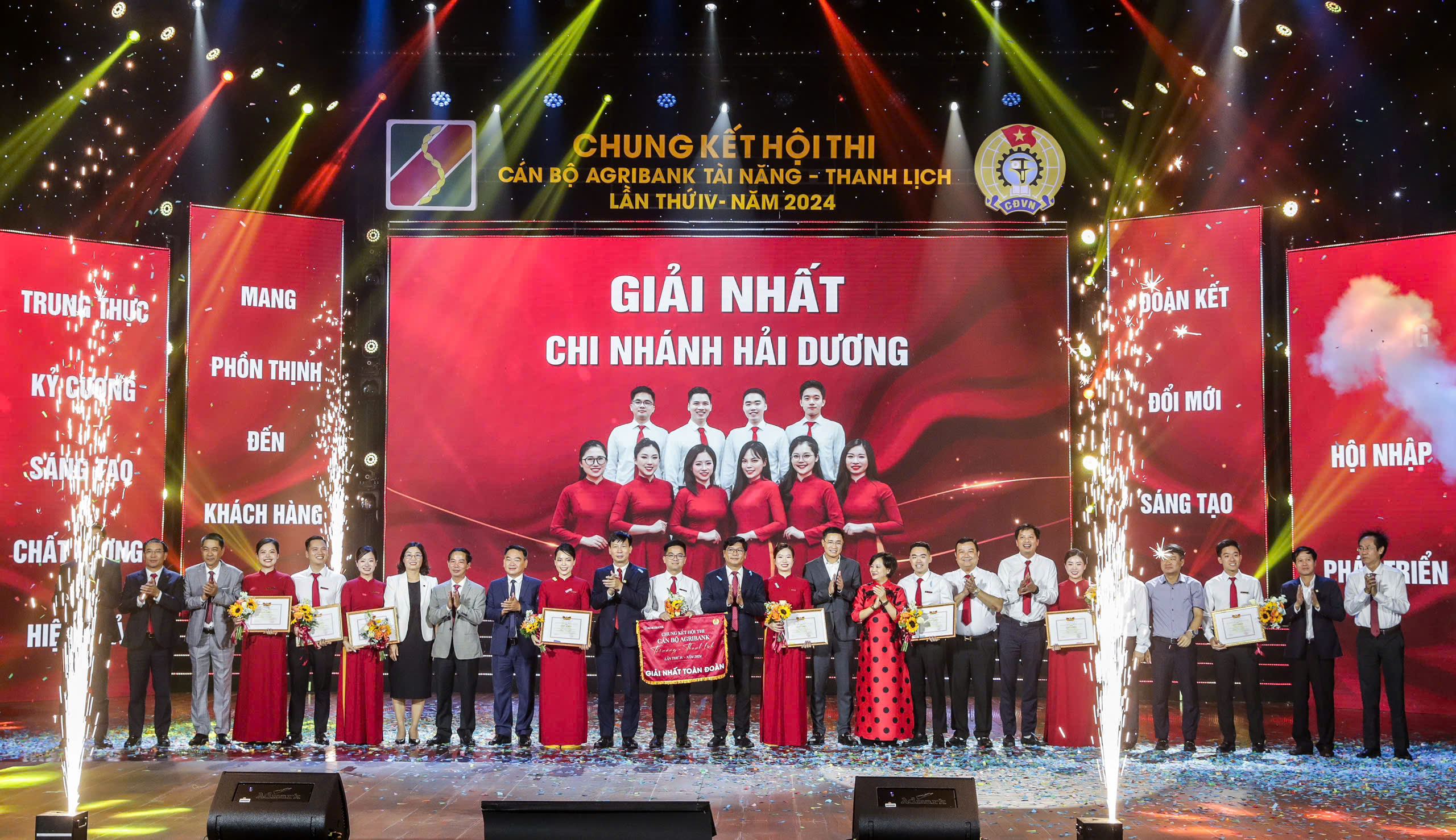 Các đồng chí lãnh đạo chụp ảnh lưu niệm cùng đội đạt giải Nhất