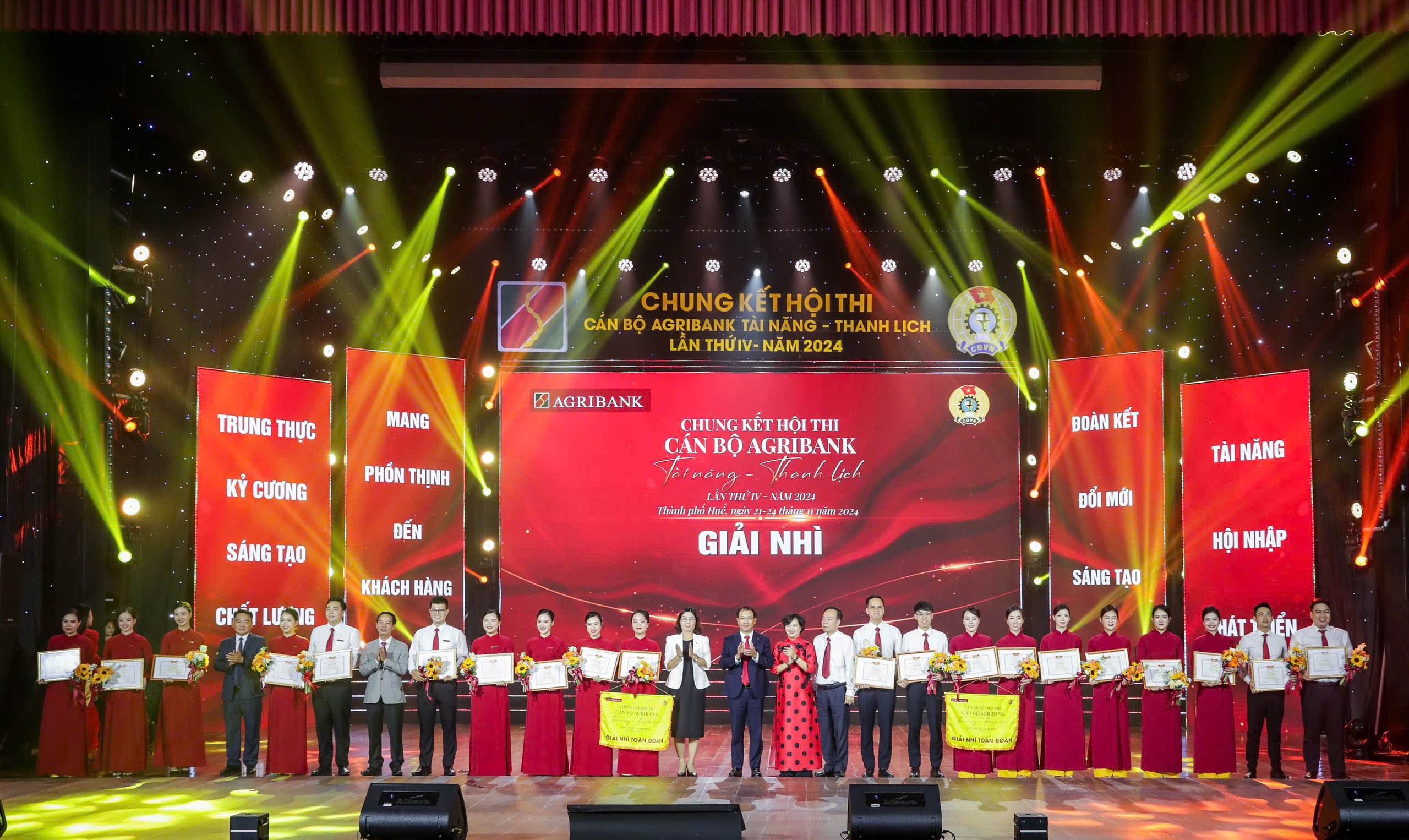 Đội Agribank CN Yên Bái và Agribank CN Hà Nội đạt giải Nhì chung kết Hội thi cán bộ Agribank Tài năng - Thanh lịch lần thứ IV năm 2024 nhận cờ lưu niệm và hoa từ Ban tổ chức