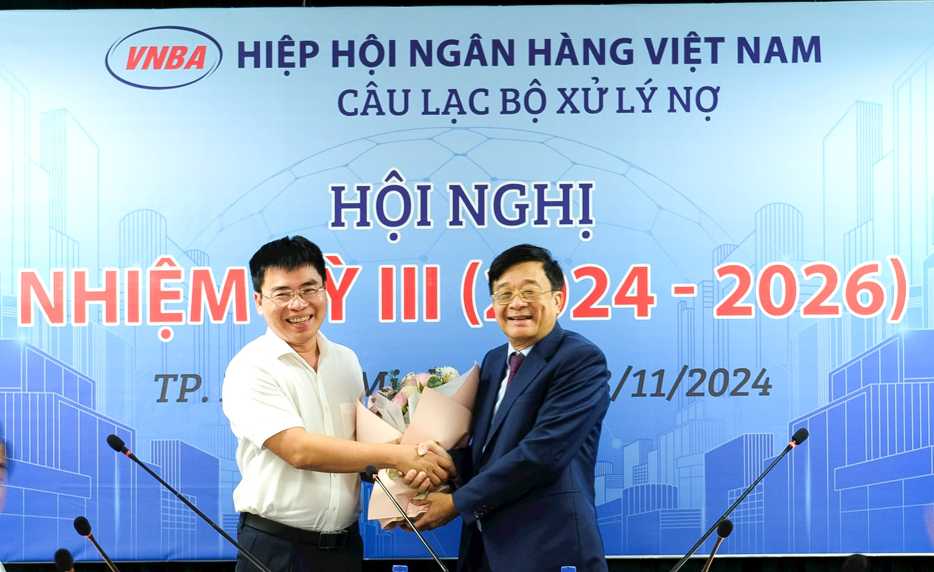 Phó Chủ tịch - Tổng Thư ký Hiệp hội Ngân hàng Việt Nam Nguyễn Quốc Hùng chúc mừng đại diện VAMC tiếp tục được bầu làm Chủ nhiệm Câu lạc bộ AMC, nhiệm kỳ III (2024-2026)
