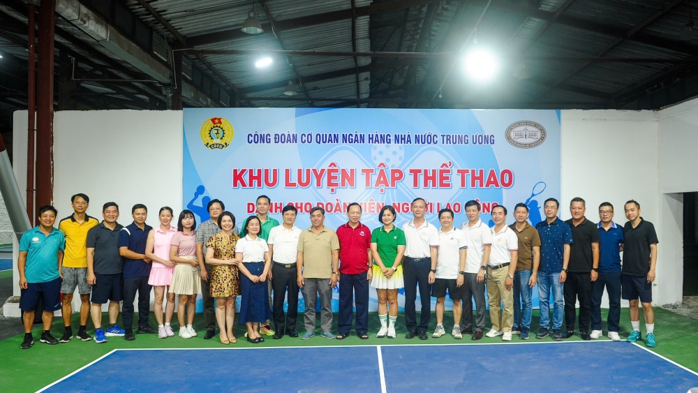 Phó Thống đốc Thường trực NHNN, các đồng chí lãnh đạo, Ban chủ nhiệm CLB tennis và pickleball chụp ảnh lưu niệm